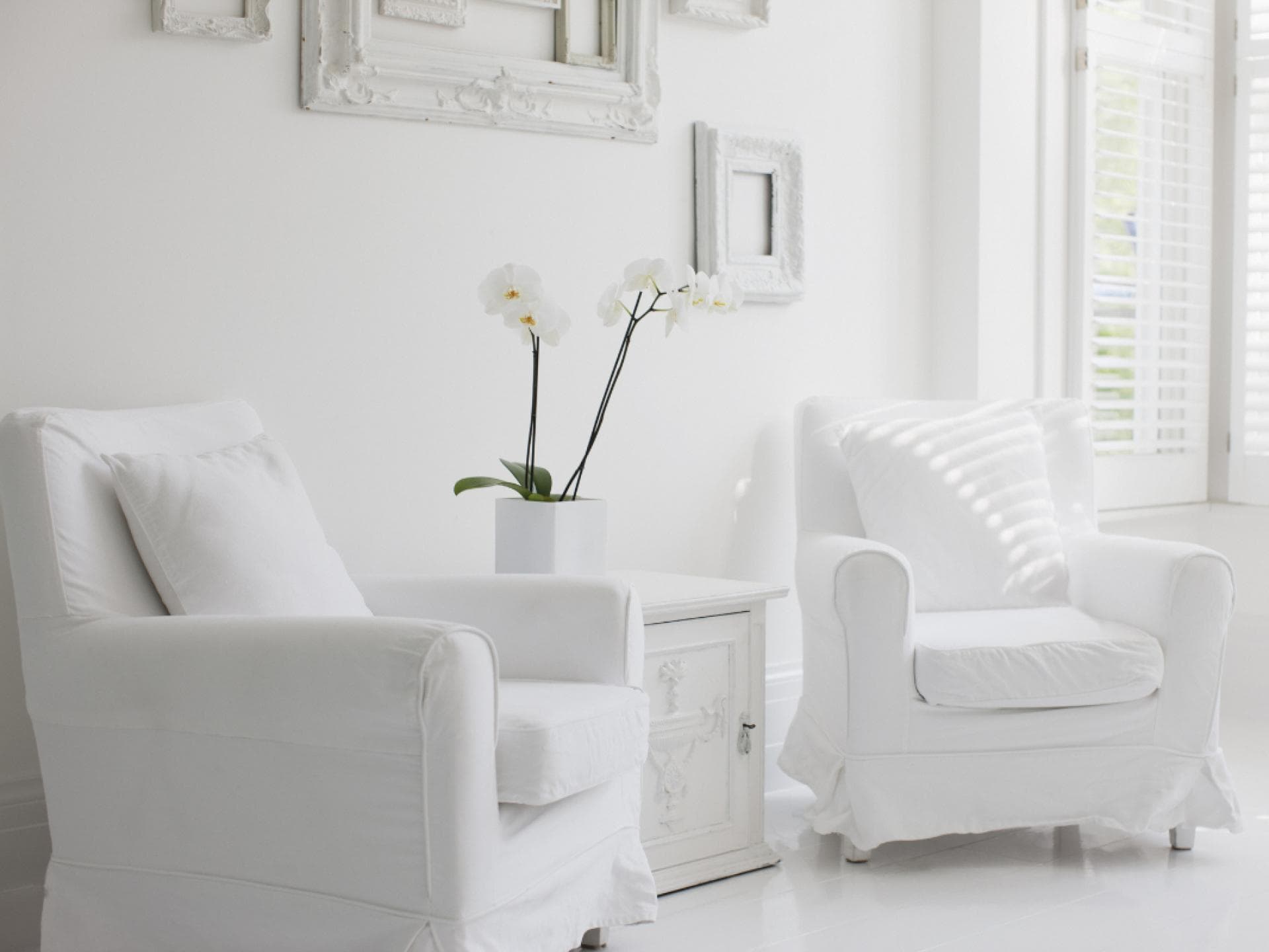 Weiße Sessel im Wohnzimmer