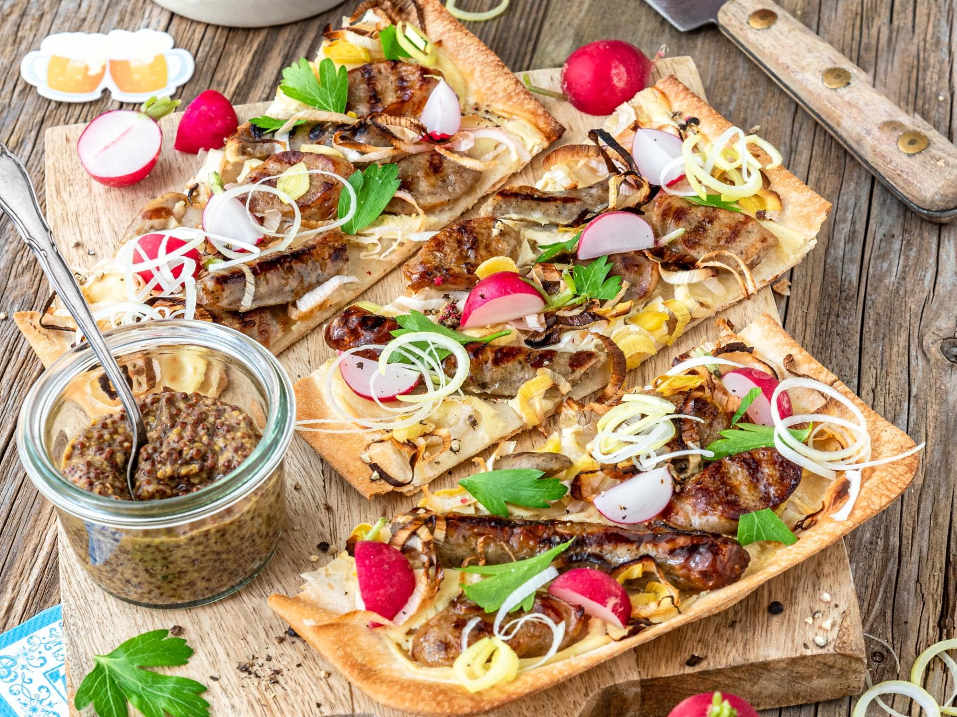 Wiesn-Flammkuchen mit Bratwurst Wiesn-Flammkuchen mit Bratwurst