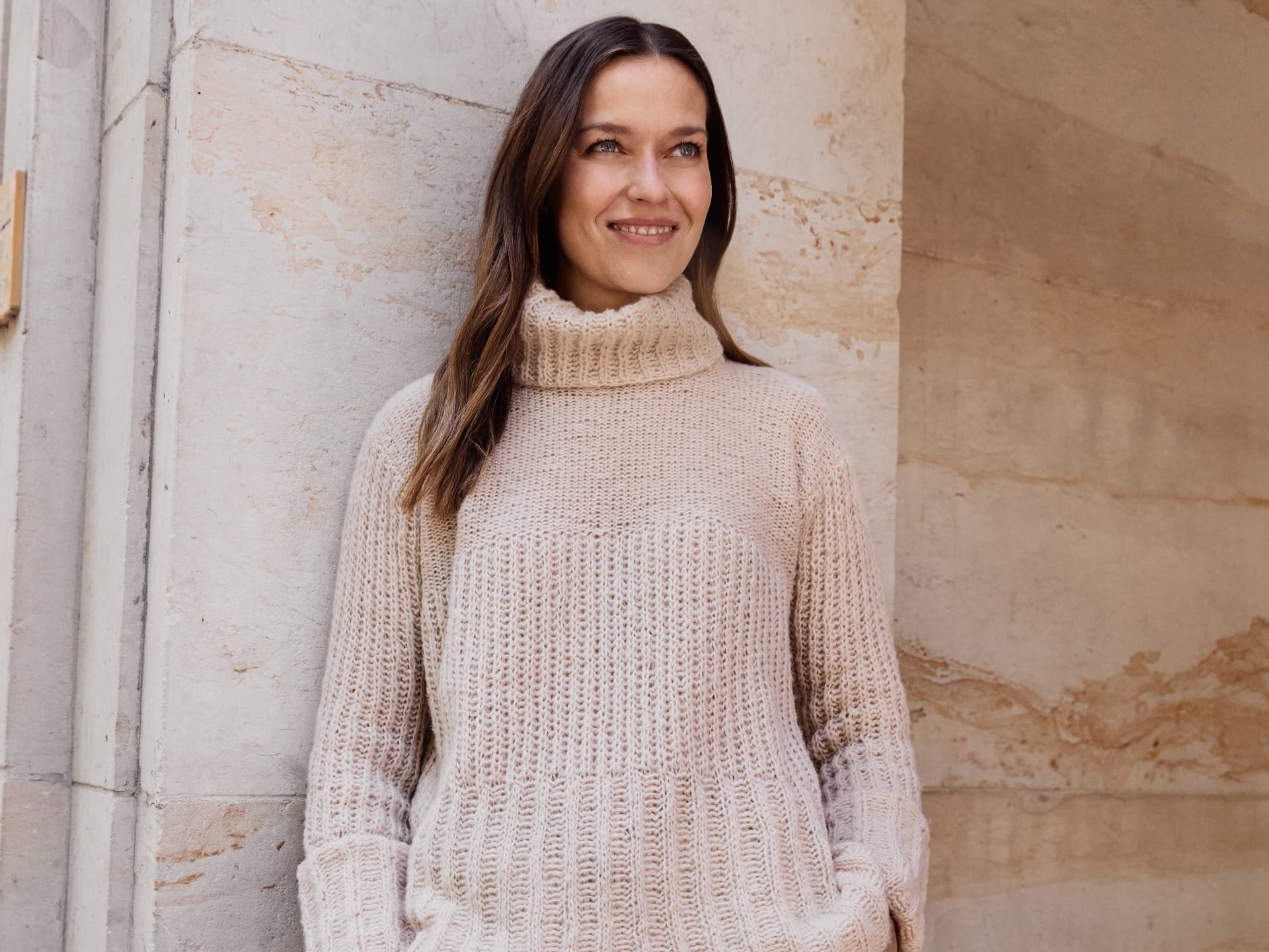 Model in Kuschelpullover von Lana Grossa