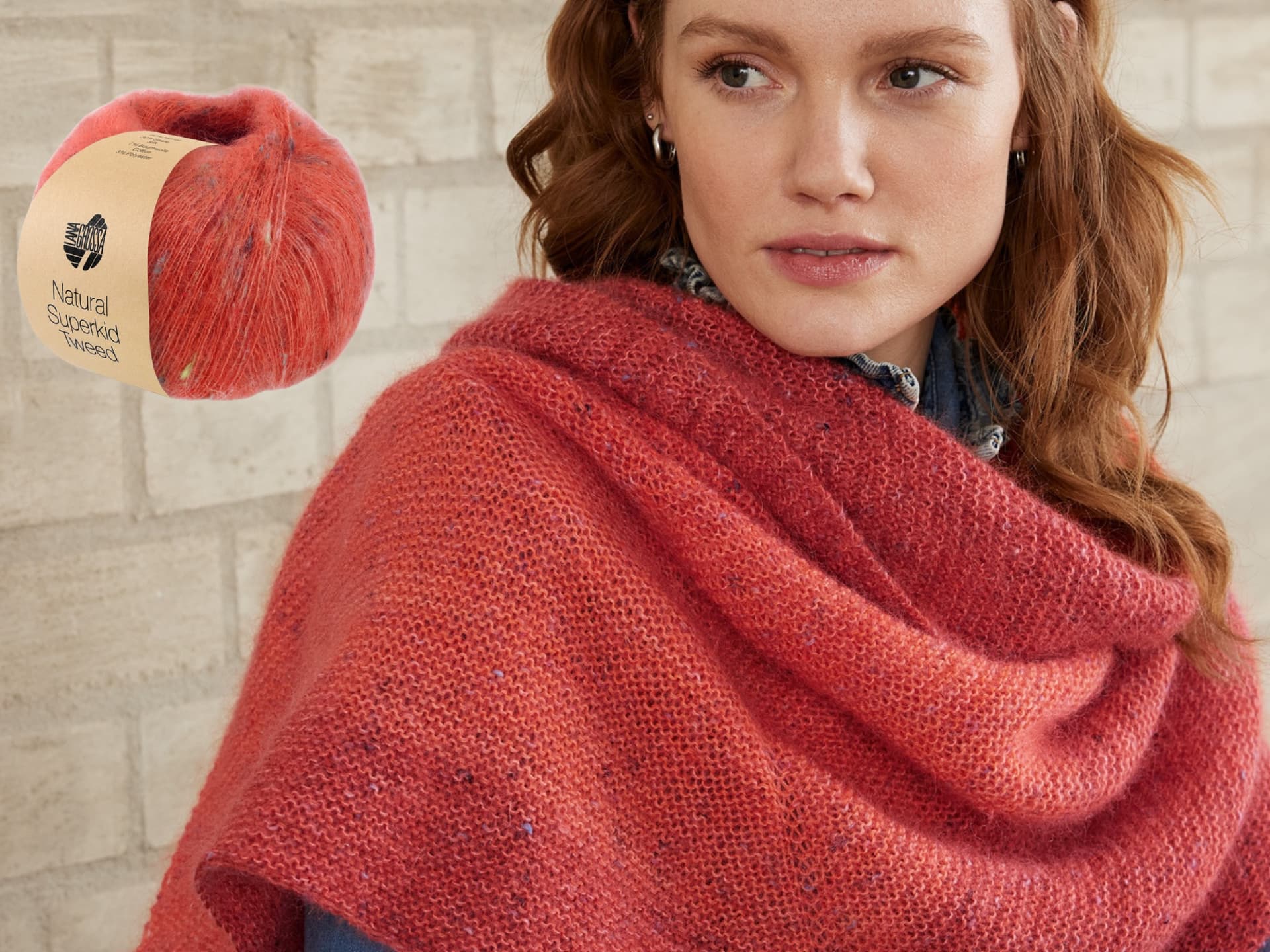 Strickpakete für Poncho mit Wolle von Lana Grossa gewinnen Eine Frau im selbstgestrickten Poncho mit Wolle von Lana Grossa
