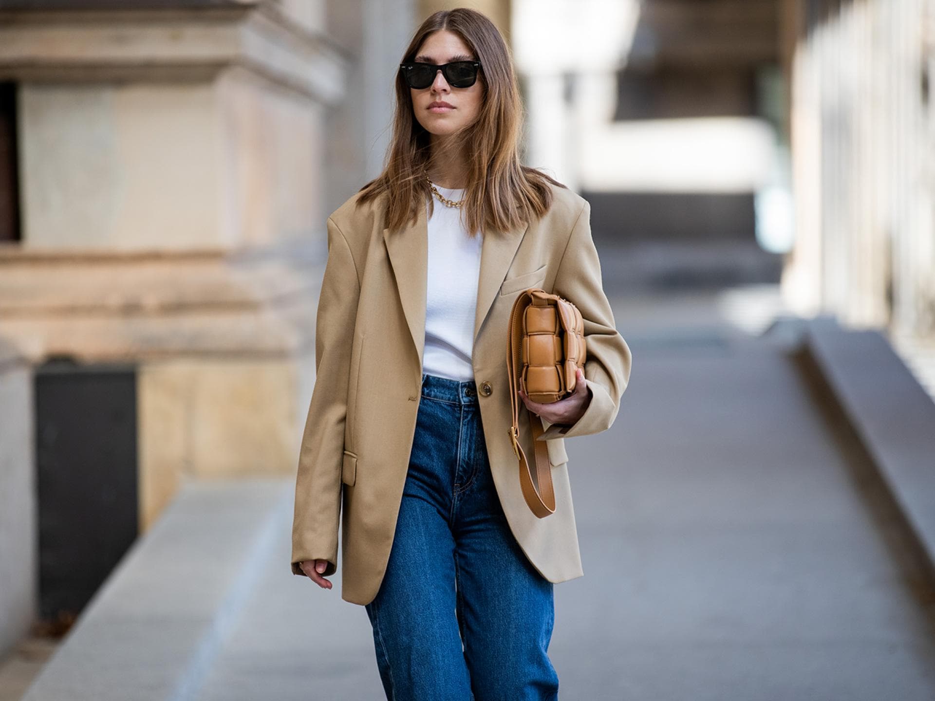 Eine Frau in einem stylischen Office-Look