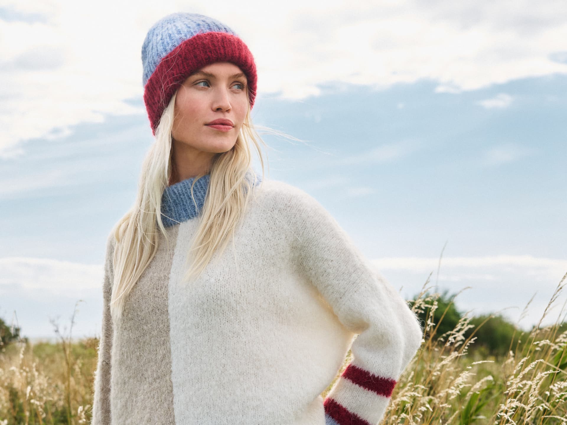 Model mit flauschiger Mütze von Lana Grossa