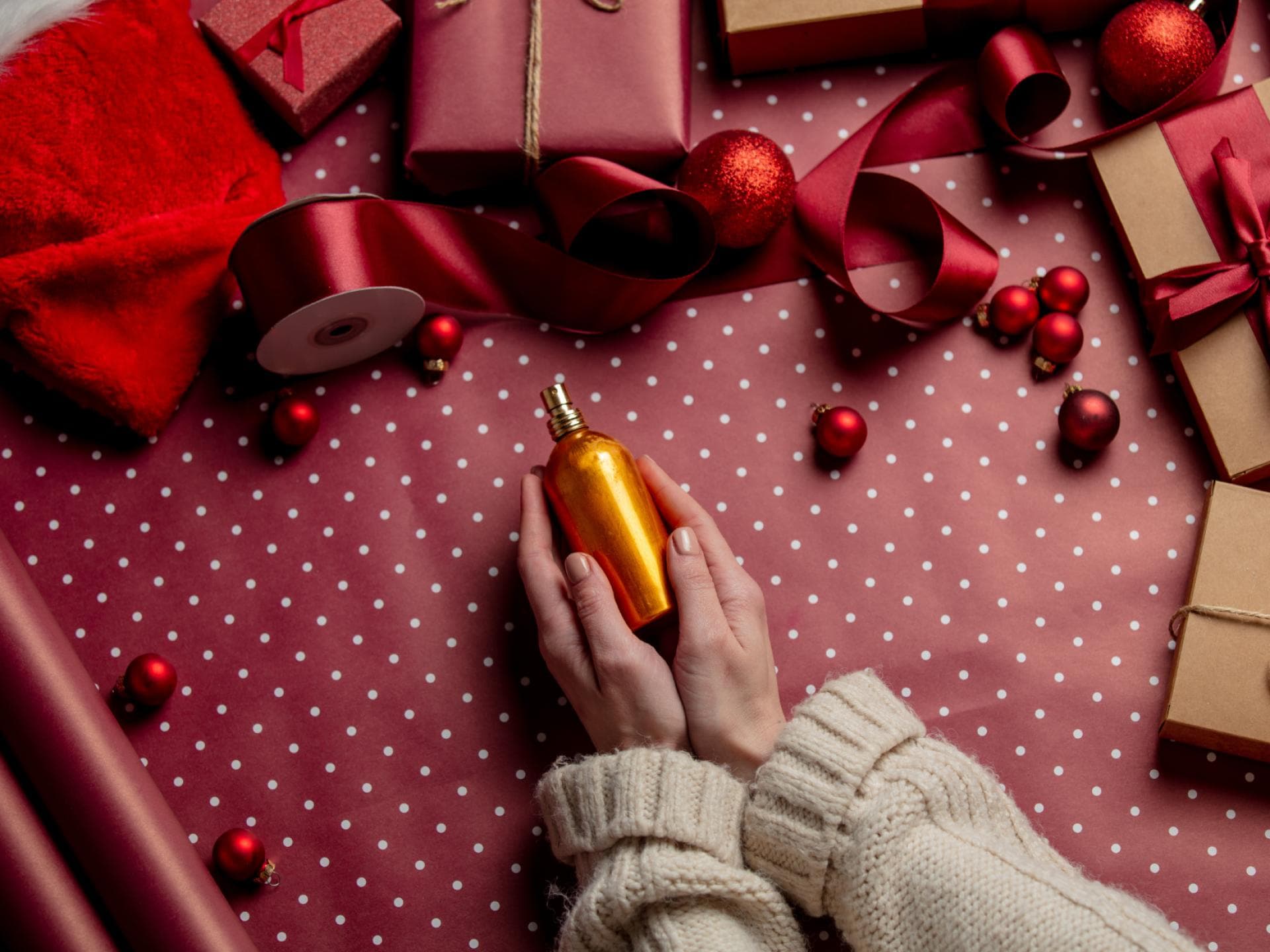 Eine Frau packt ein Geschenk ein