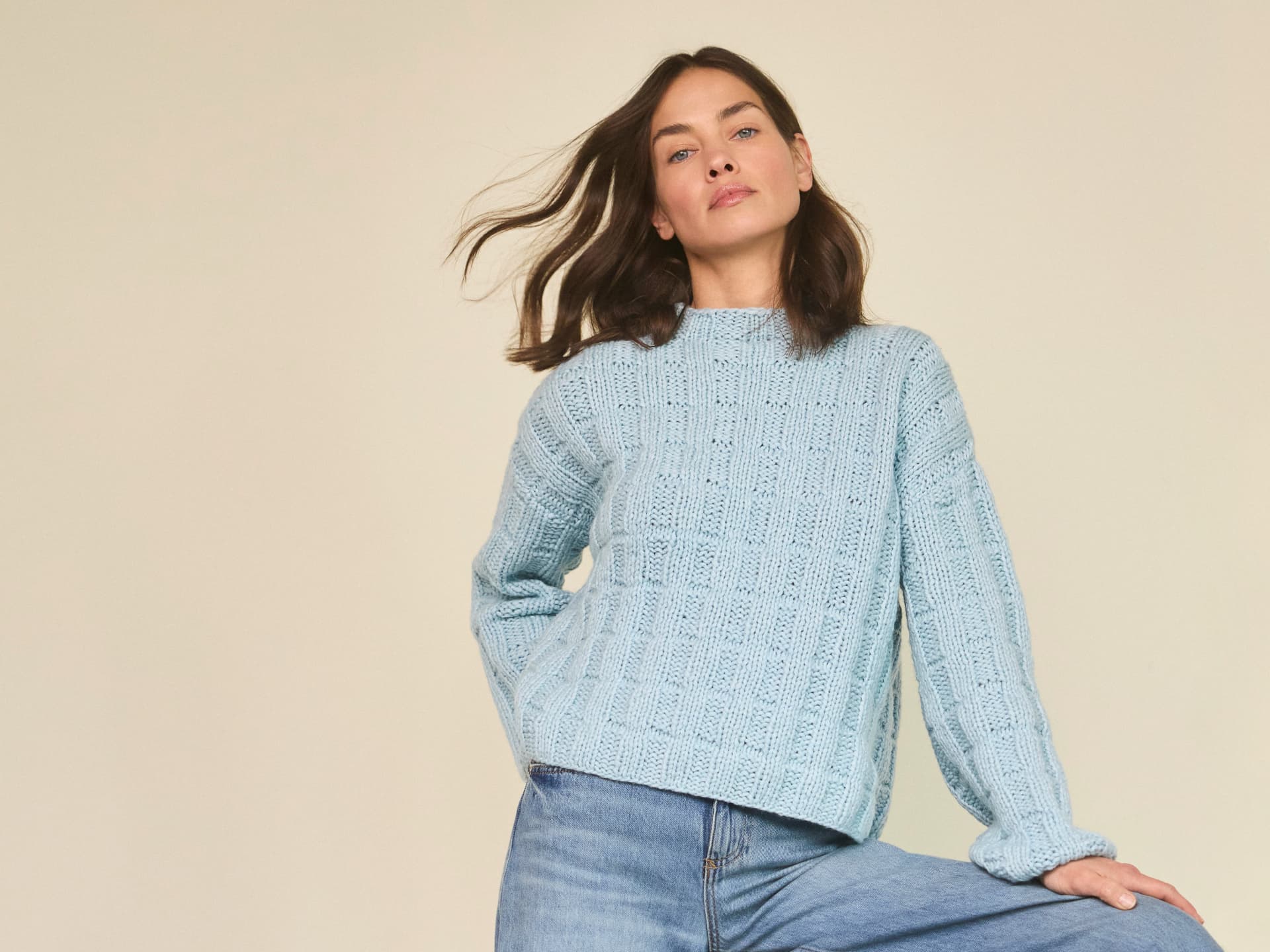 Model in hellblauem Pullover von Lana Grossa