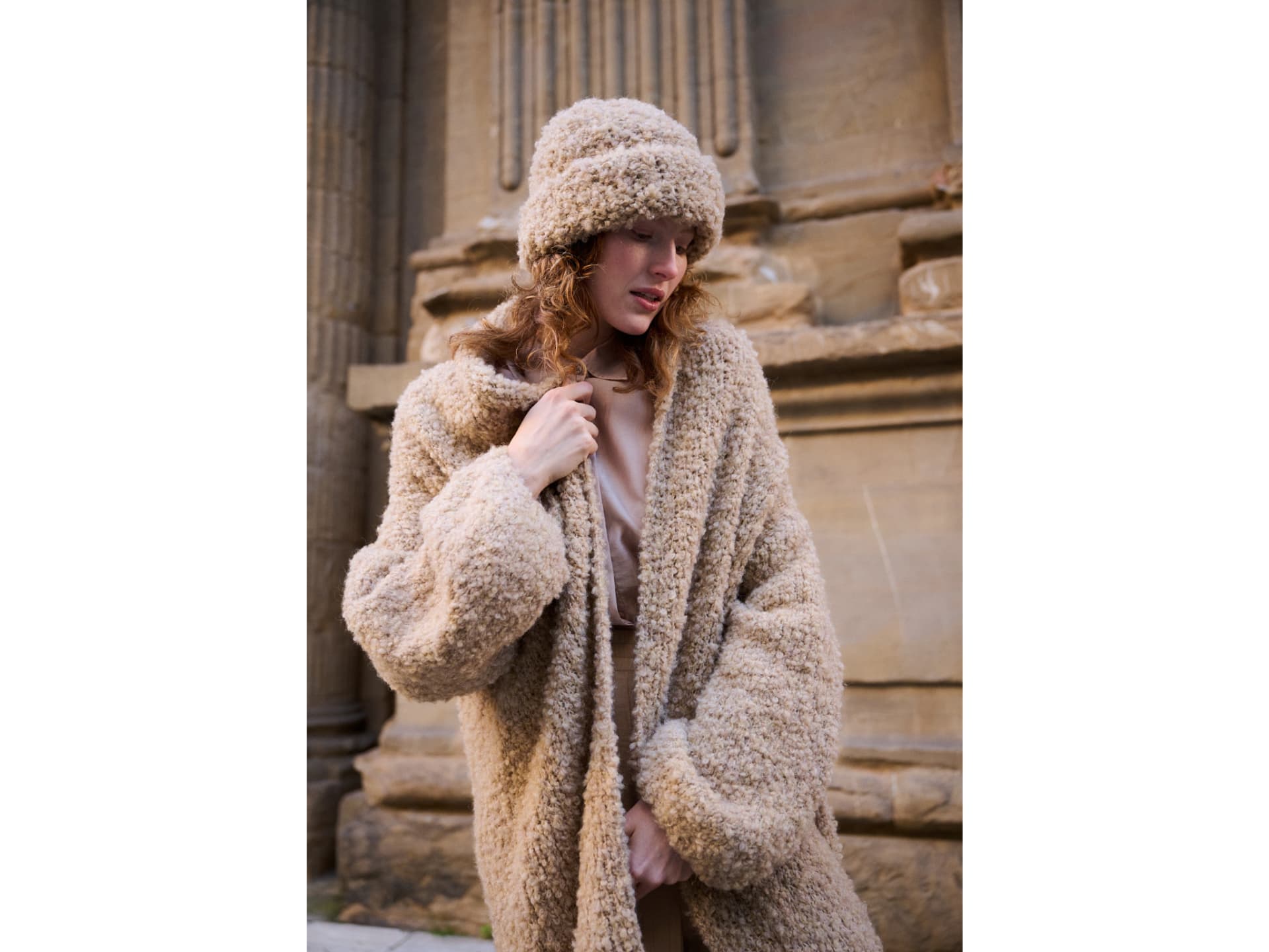 Model in fluffigem Strickmantel von Lana Grossa