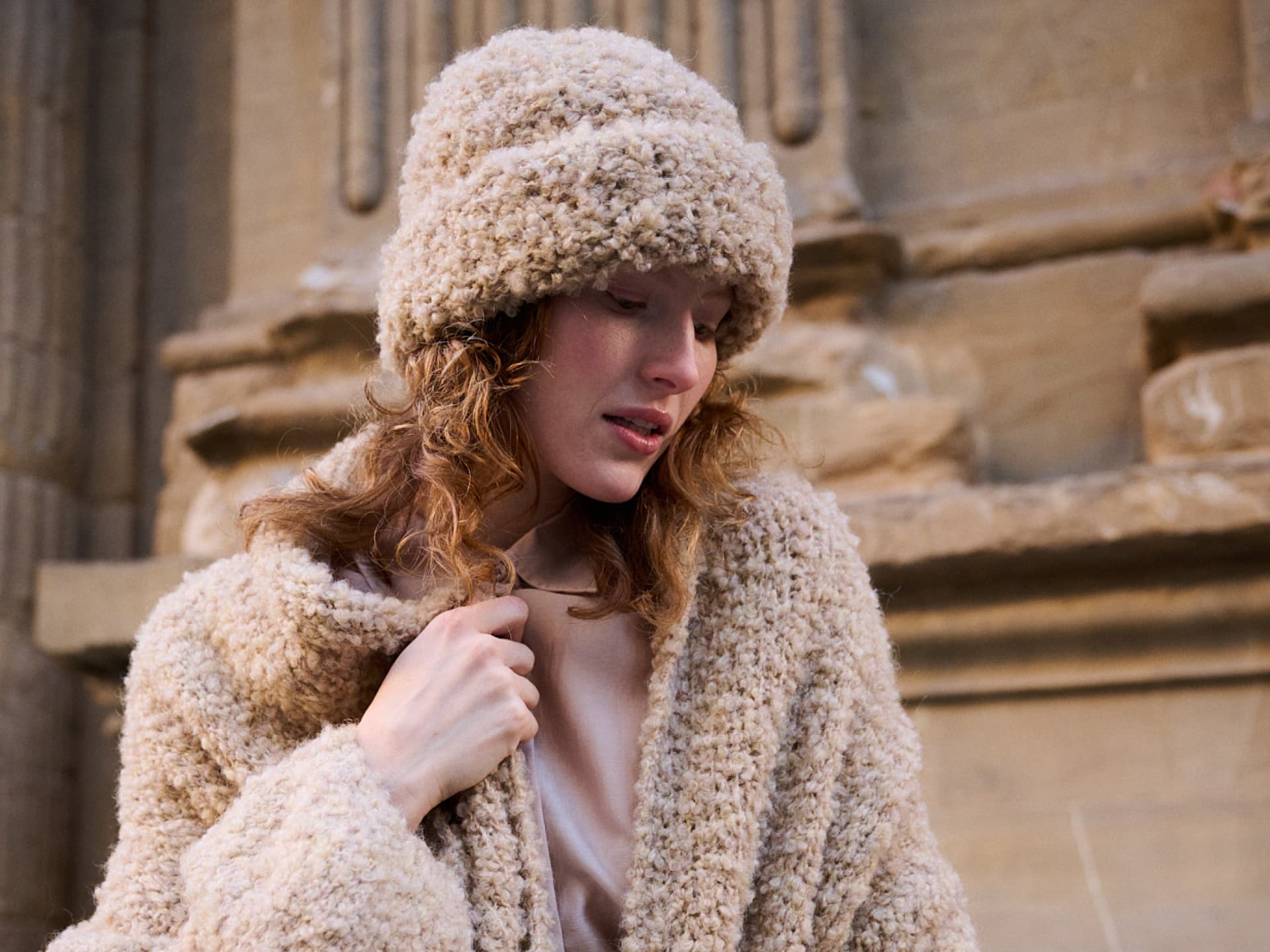 Strickanleitung für den fluffigen XXL-Strickmantel von Lana Grossa Model in fluffigem XXL-Strickmantel von Lana Grossa