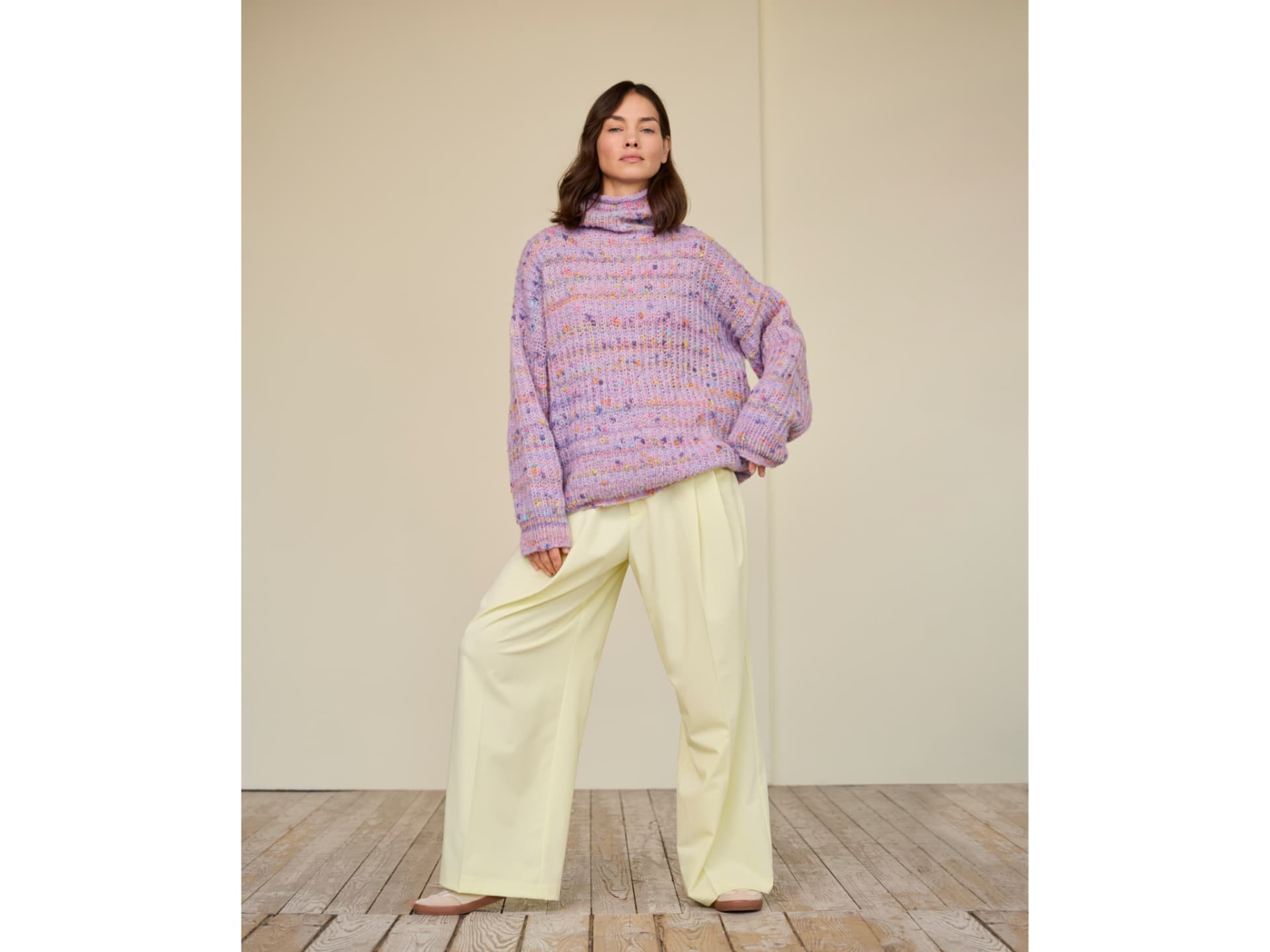 Model in Funfetti-Pullover von Lana Grossa