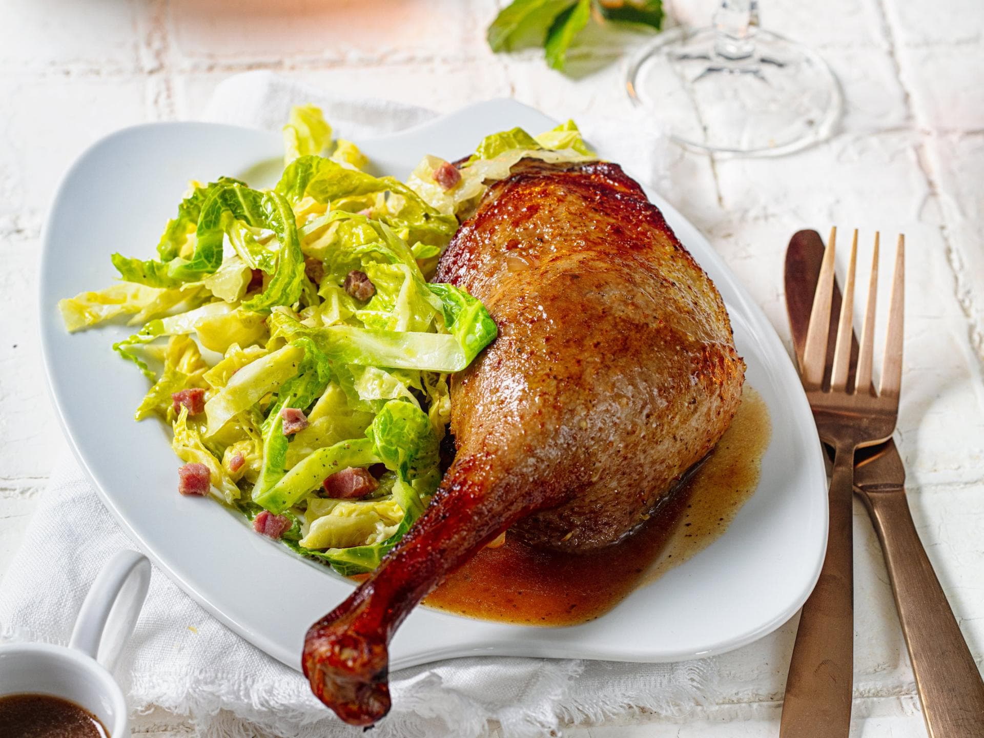 Gänsekeulen mit Rahm-Wirsing Gänsekeulen mit Rahm-Wirsing