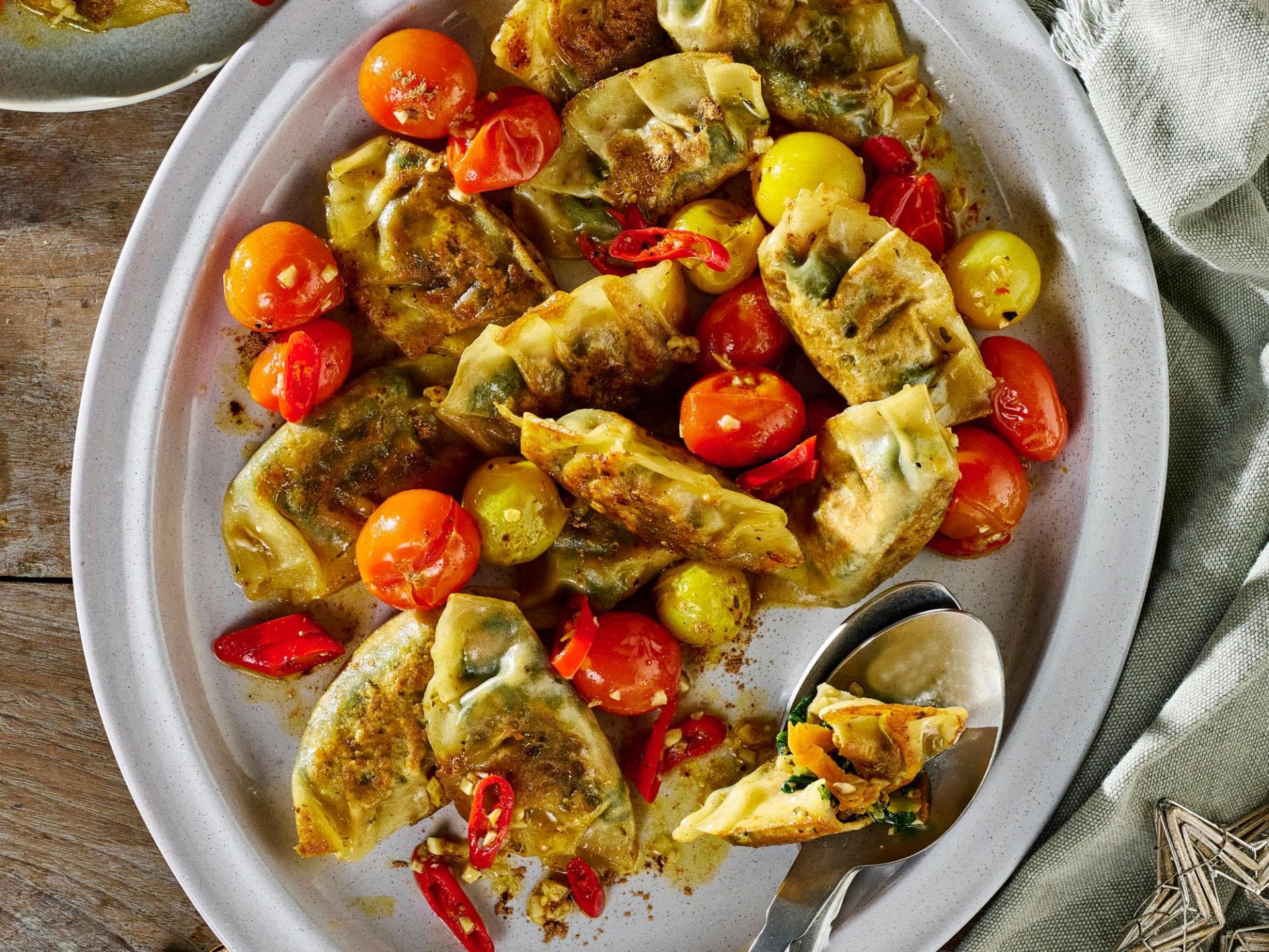 Spinat-Dumplings mit Chili-Zimt-Tomaten 