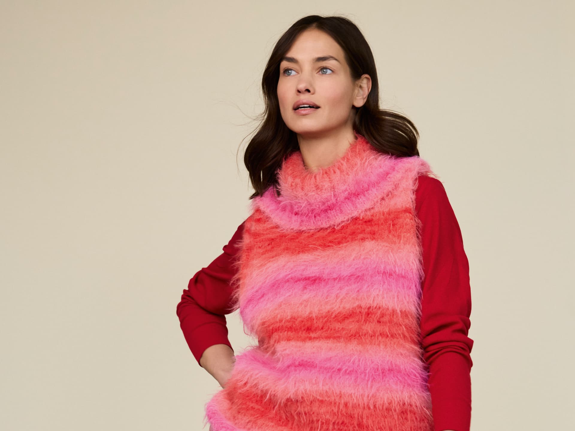 Model in gestreiftem Slipover von Lana Grossa