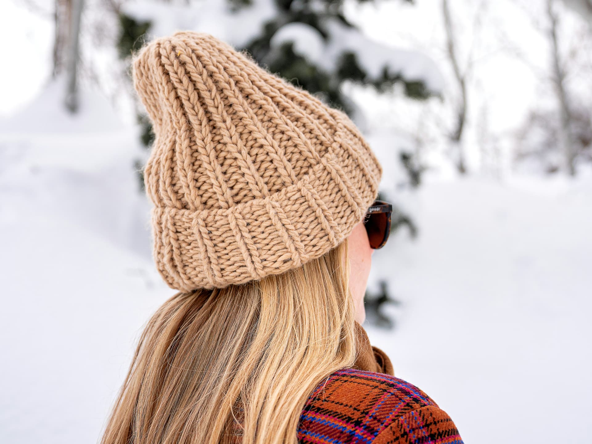 Strickanleitung für eine Beanie Frau mit selbst gestrickter Beanie