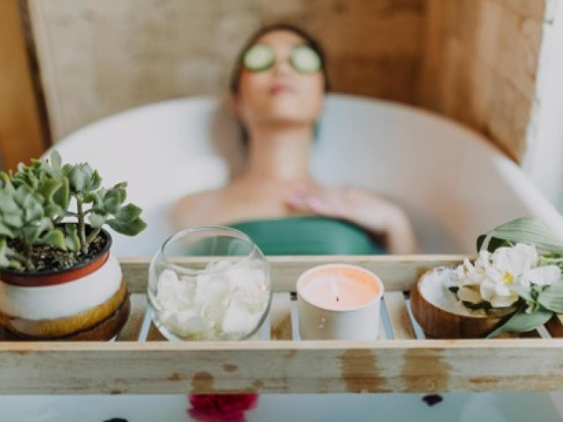 Frau liegt in der Badewanne