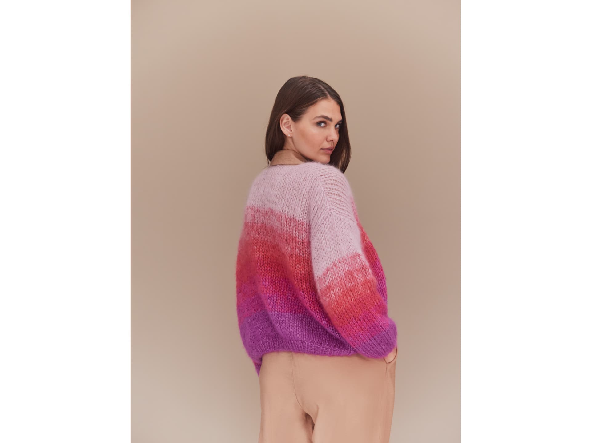 Strickanleitung für den Isemarkt-Cardigan mit Farbverlauf Model in gestricktem Isemarkt-Cardigan mit Farbverlauf