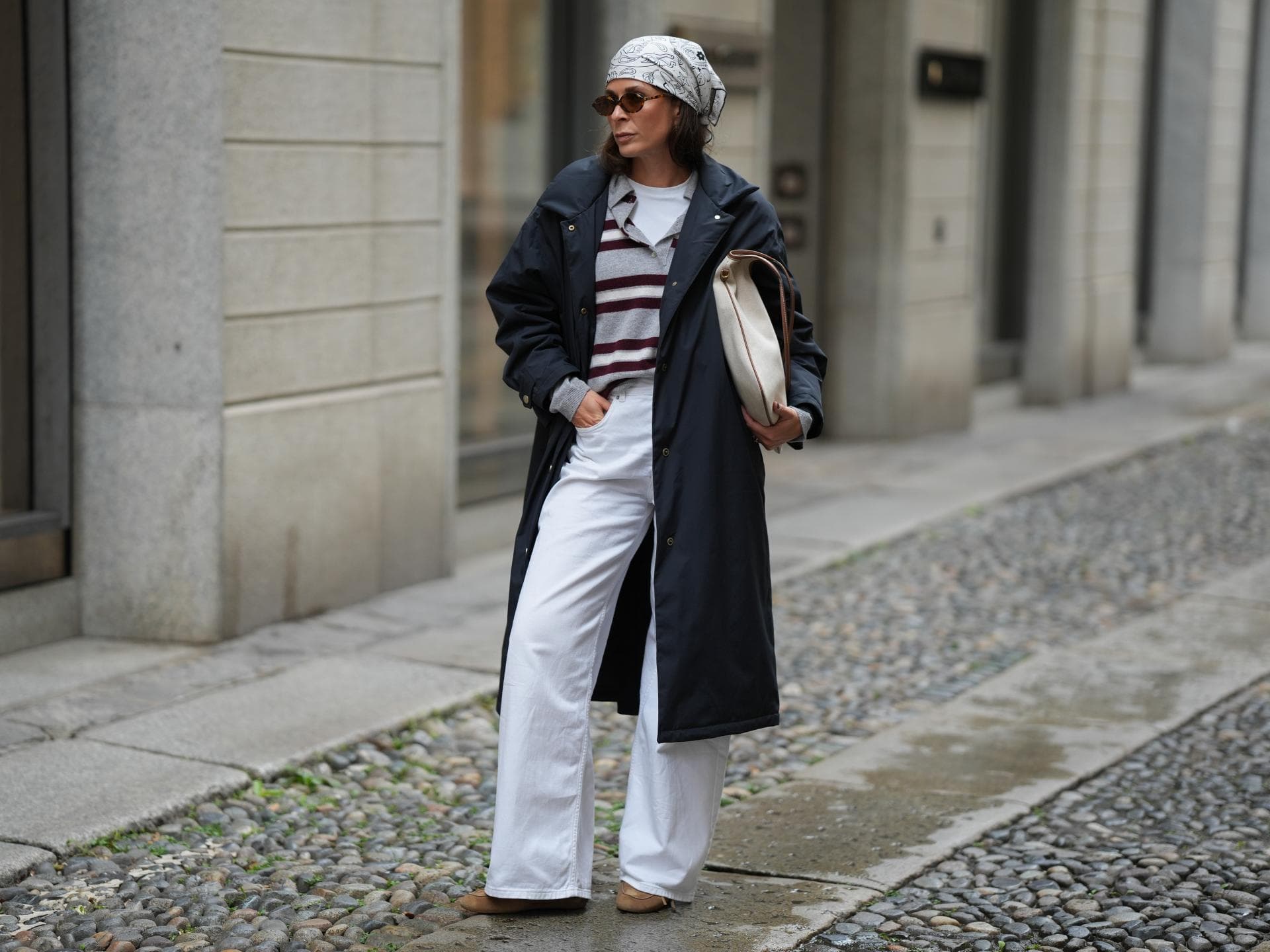 Jeans-Trends für 2026 Frau trägt weiße Jeans