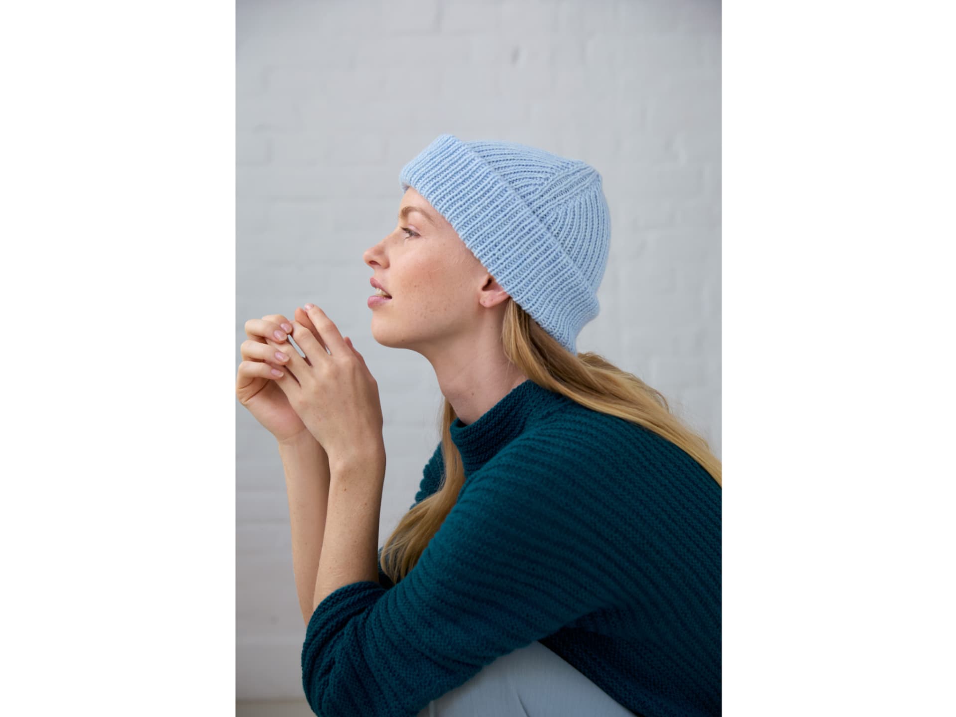 Model mit hellblauer Mütze aus Kaschmir von Lana Grossa