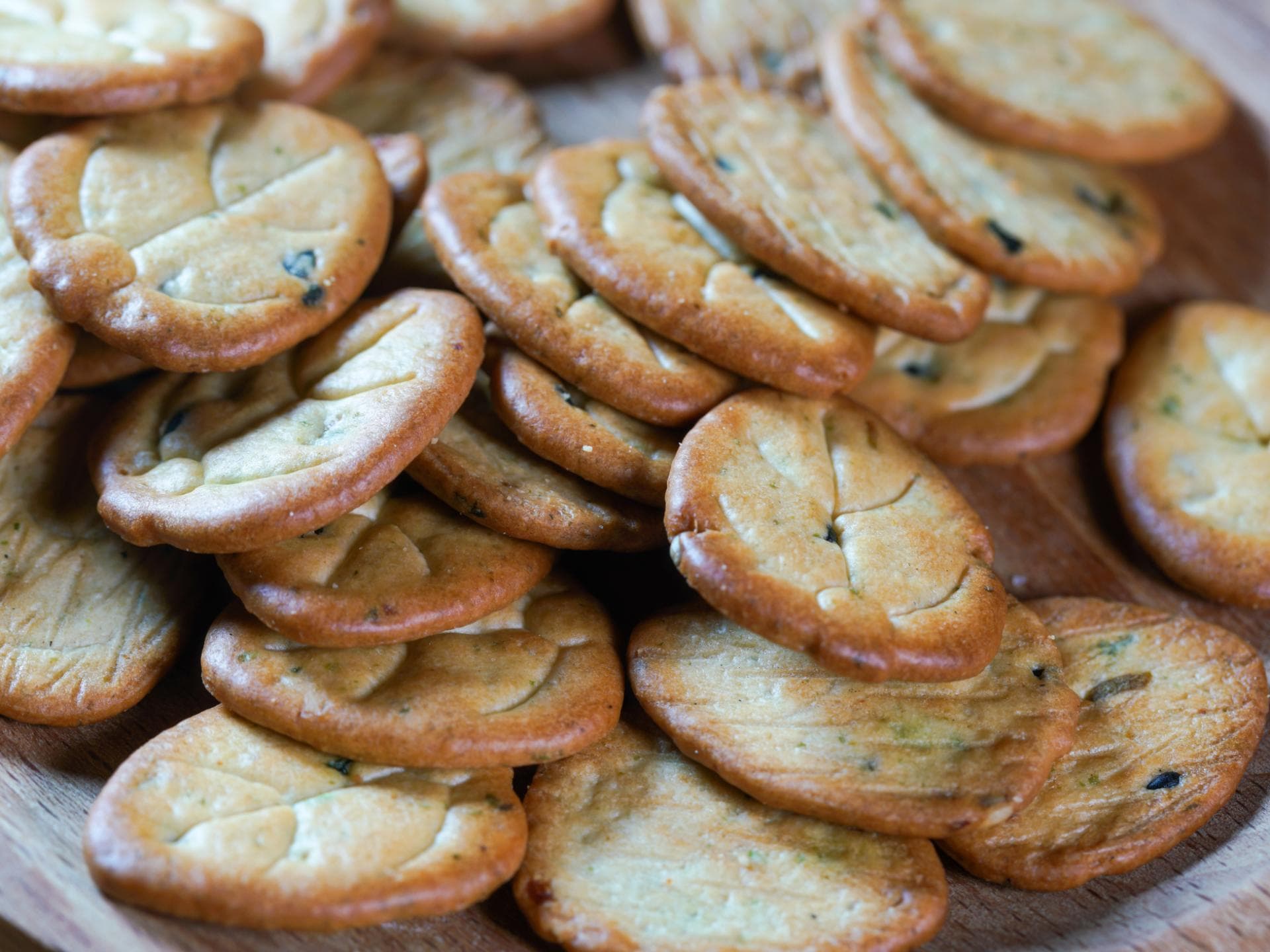 Oliven-Cracker mit Chili 