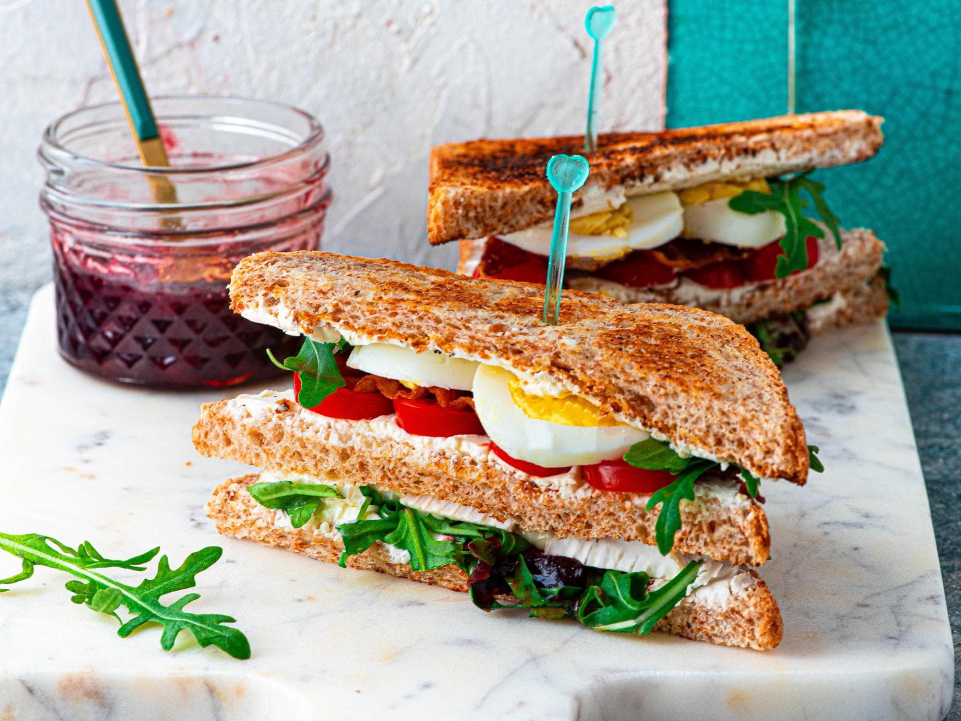 Tramezzini mit Ei und Bacon Tramezzini mit Ei und Bacon