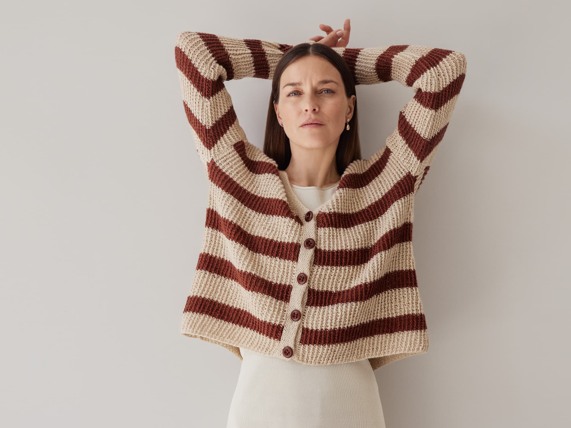 Strickanleitung für die Ecopuno Strickjacke von Lana Grossa Model in Ecopuno Strickjacke von Lana Grossa