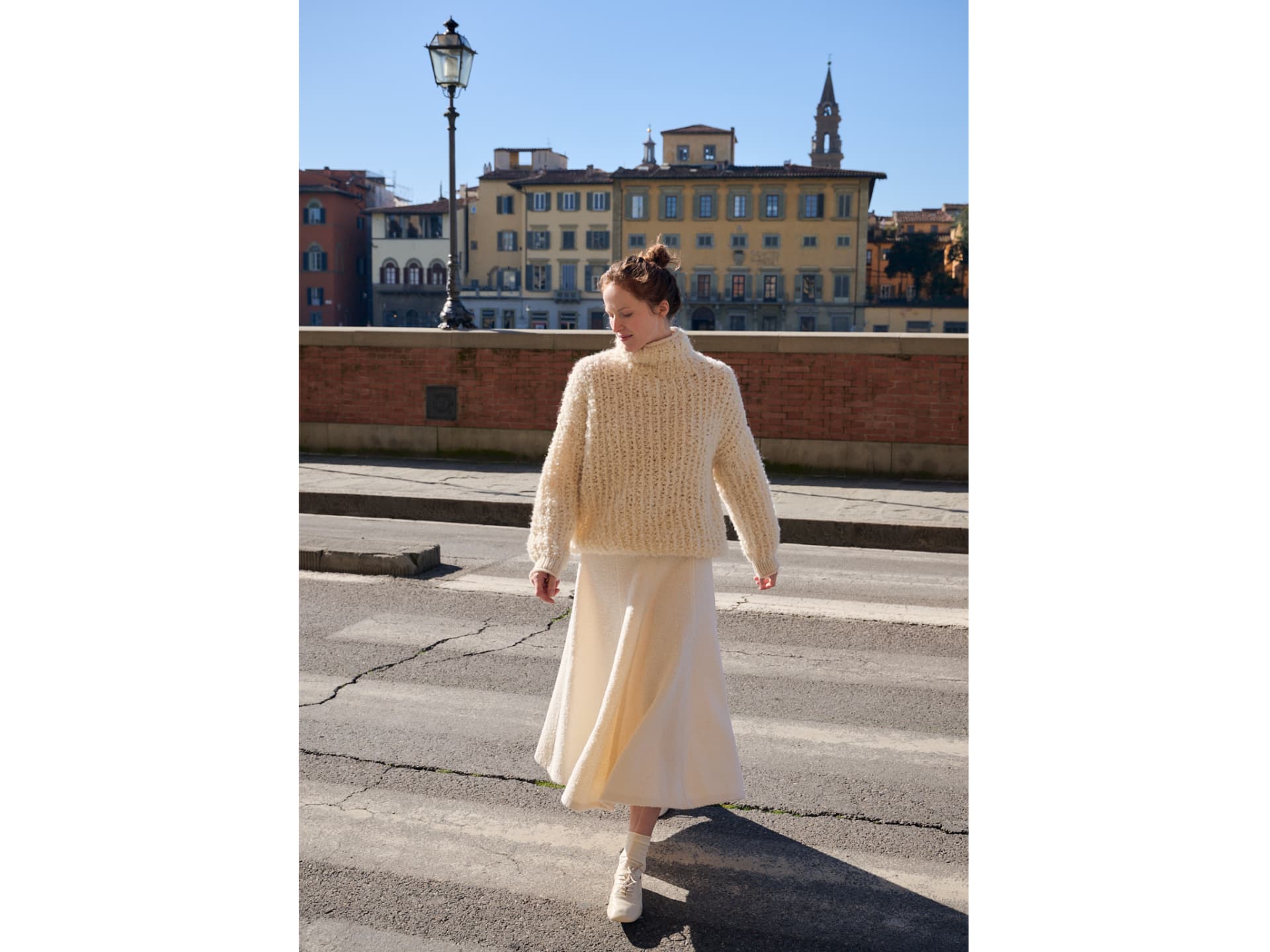 Model in flauschigem Rollkragenpullover von Lana Grossa 