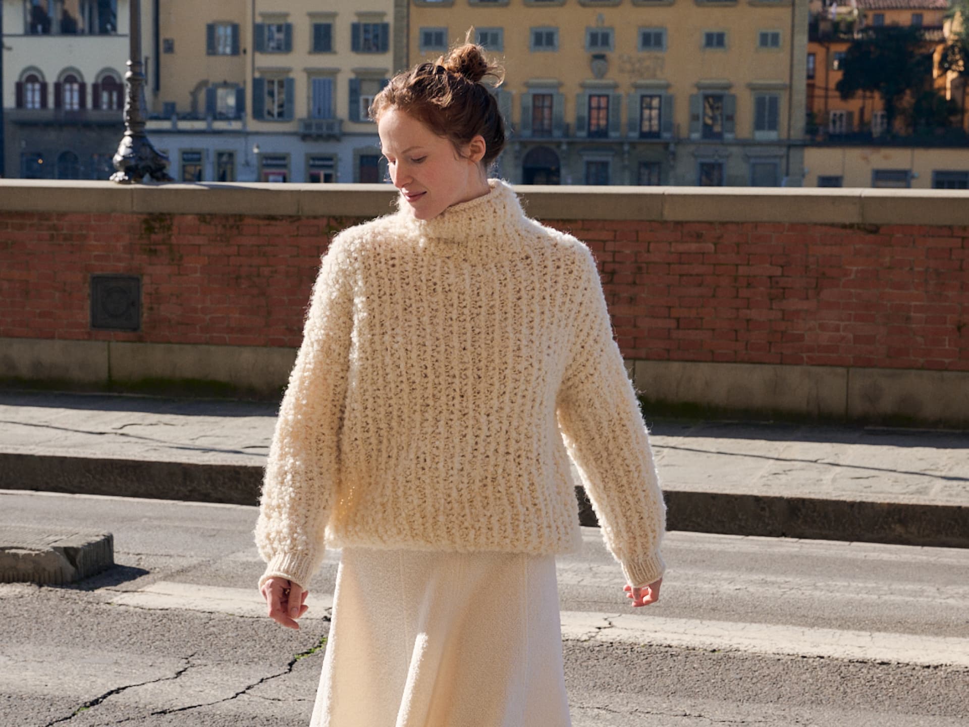 Model in flauschigem Rollkragenpullover von Lana Grossa