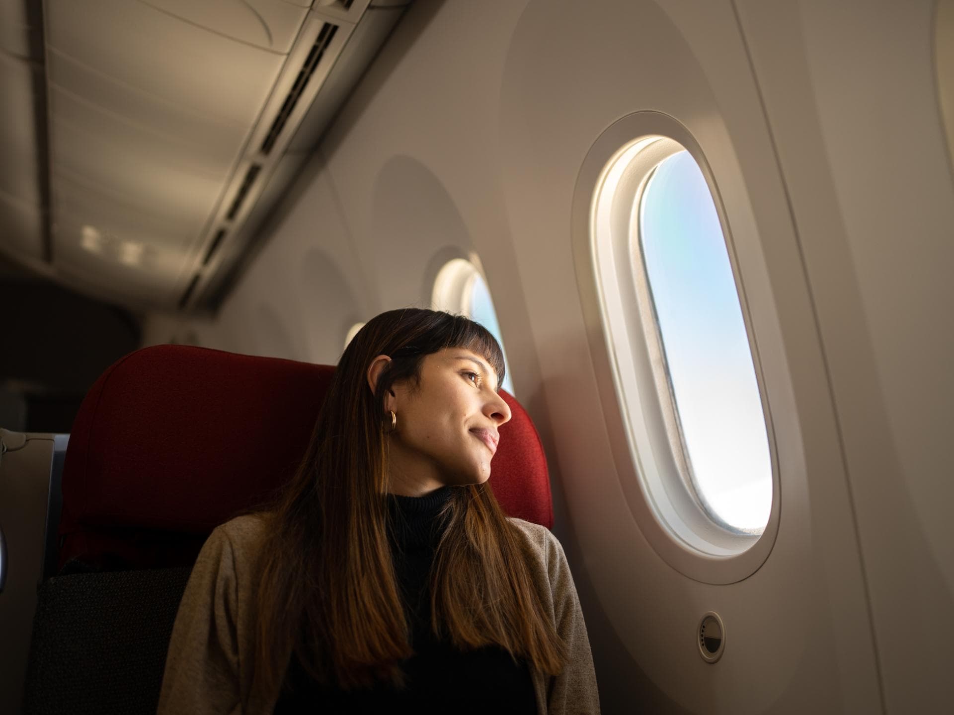 Eine Frau sitzt im Flugzeug