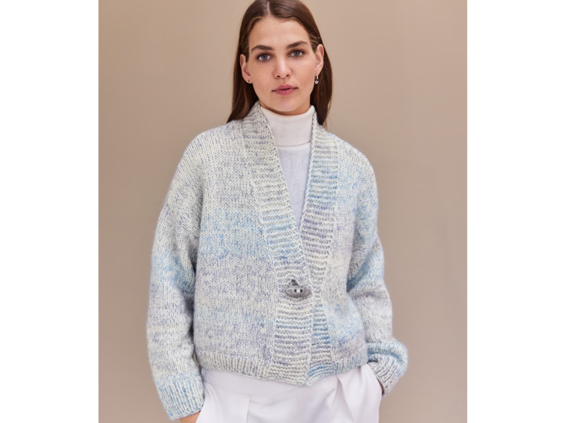 Model in Kuschelstrickjacke von Lana Grossa