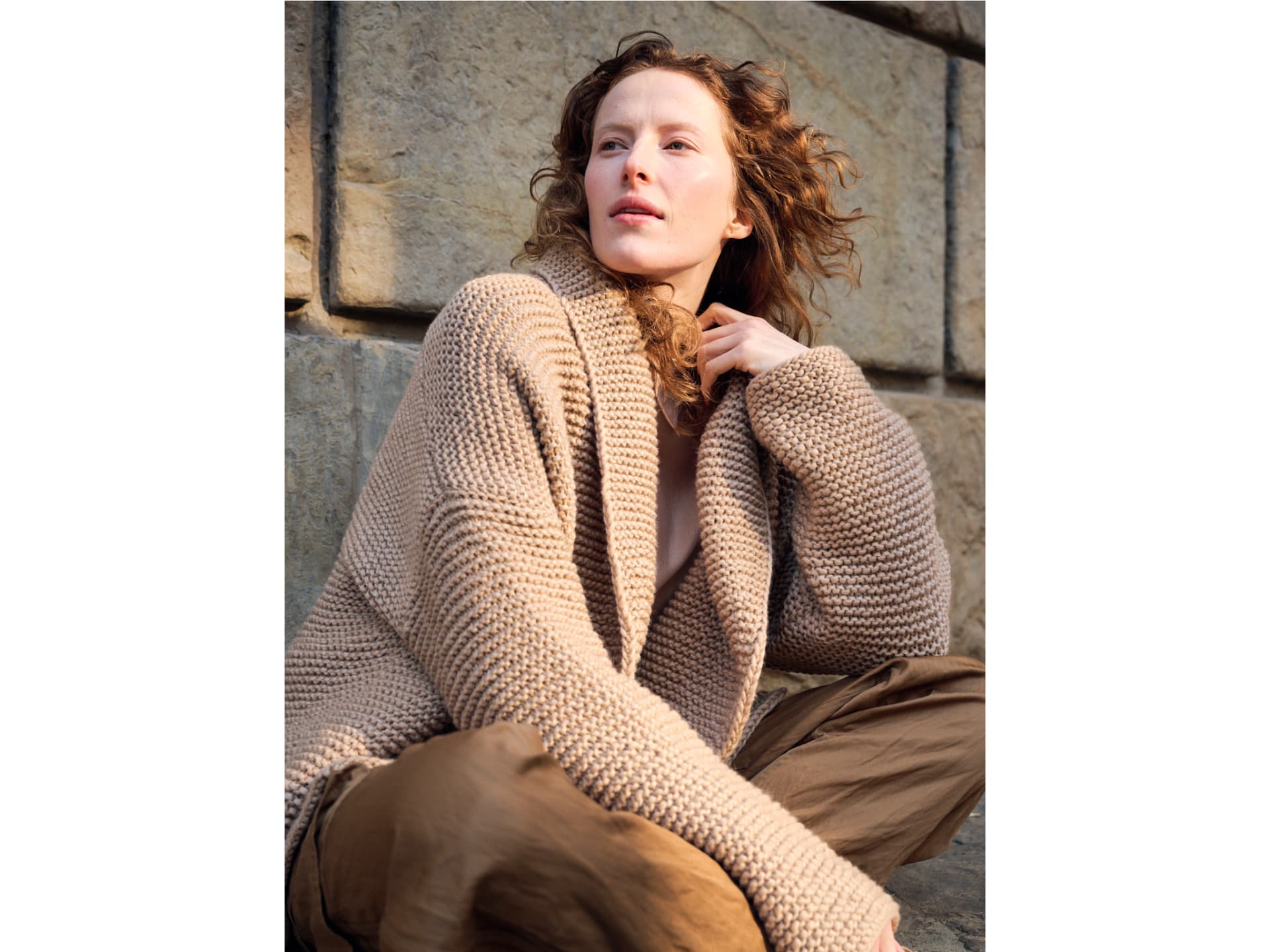 Model mit Schalkragen-Strickjacke von Lana Grossa