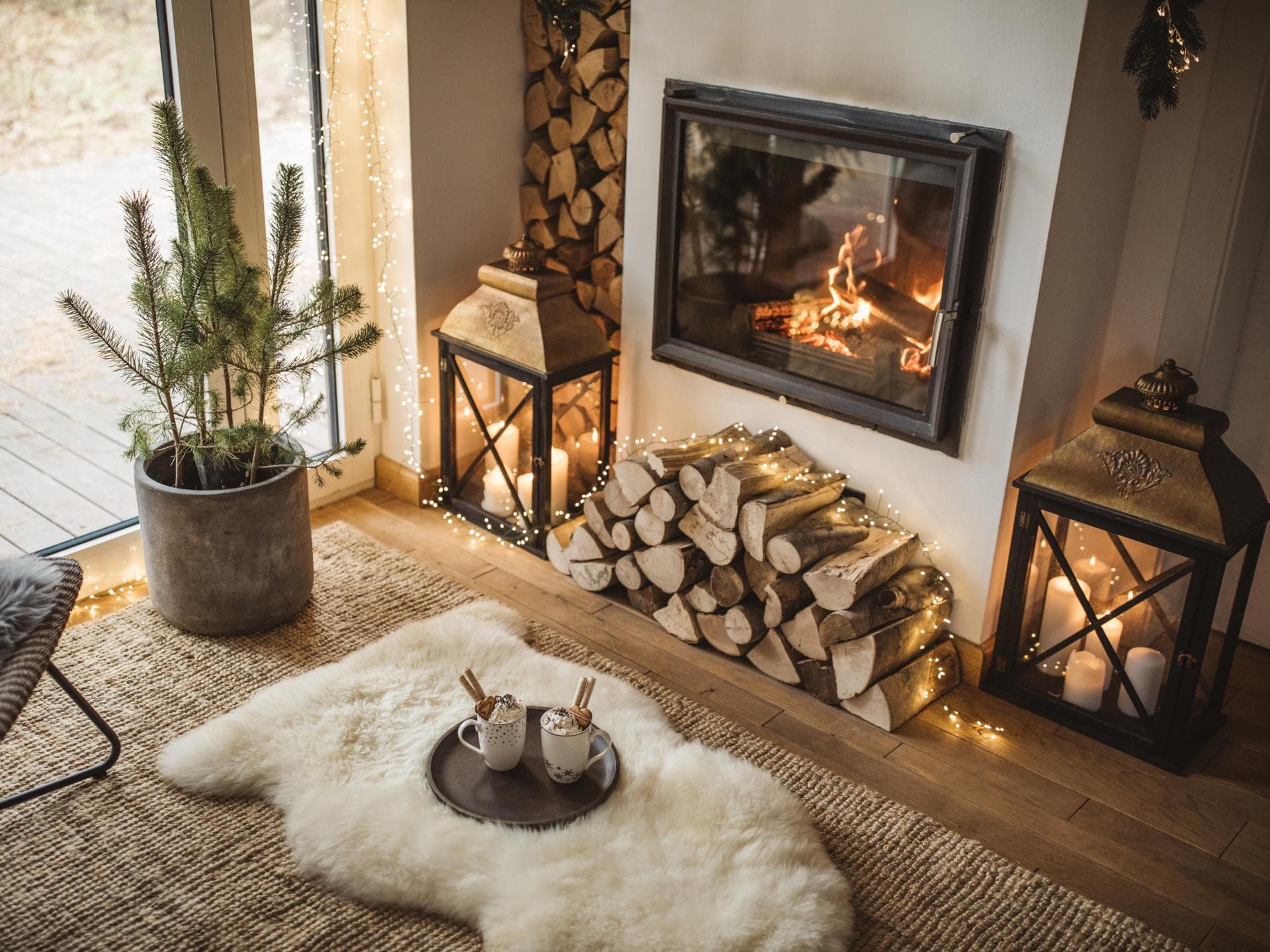 Eine gemütliche Wohnzimmereinrichtung im Winter