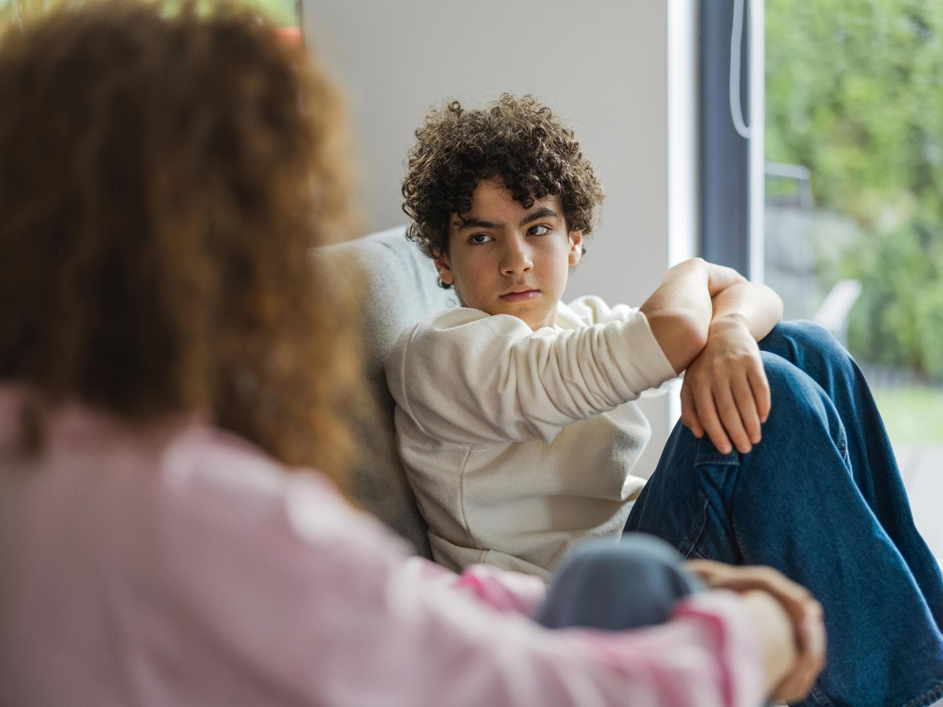 Mutter spricht mit ihrem Sohn 