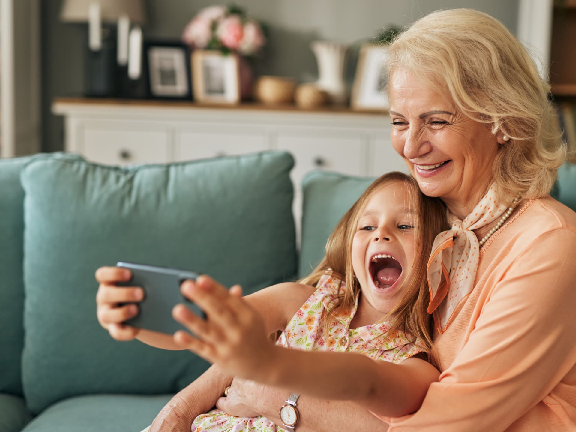 Großmutter und Enkelin