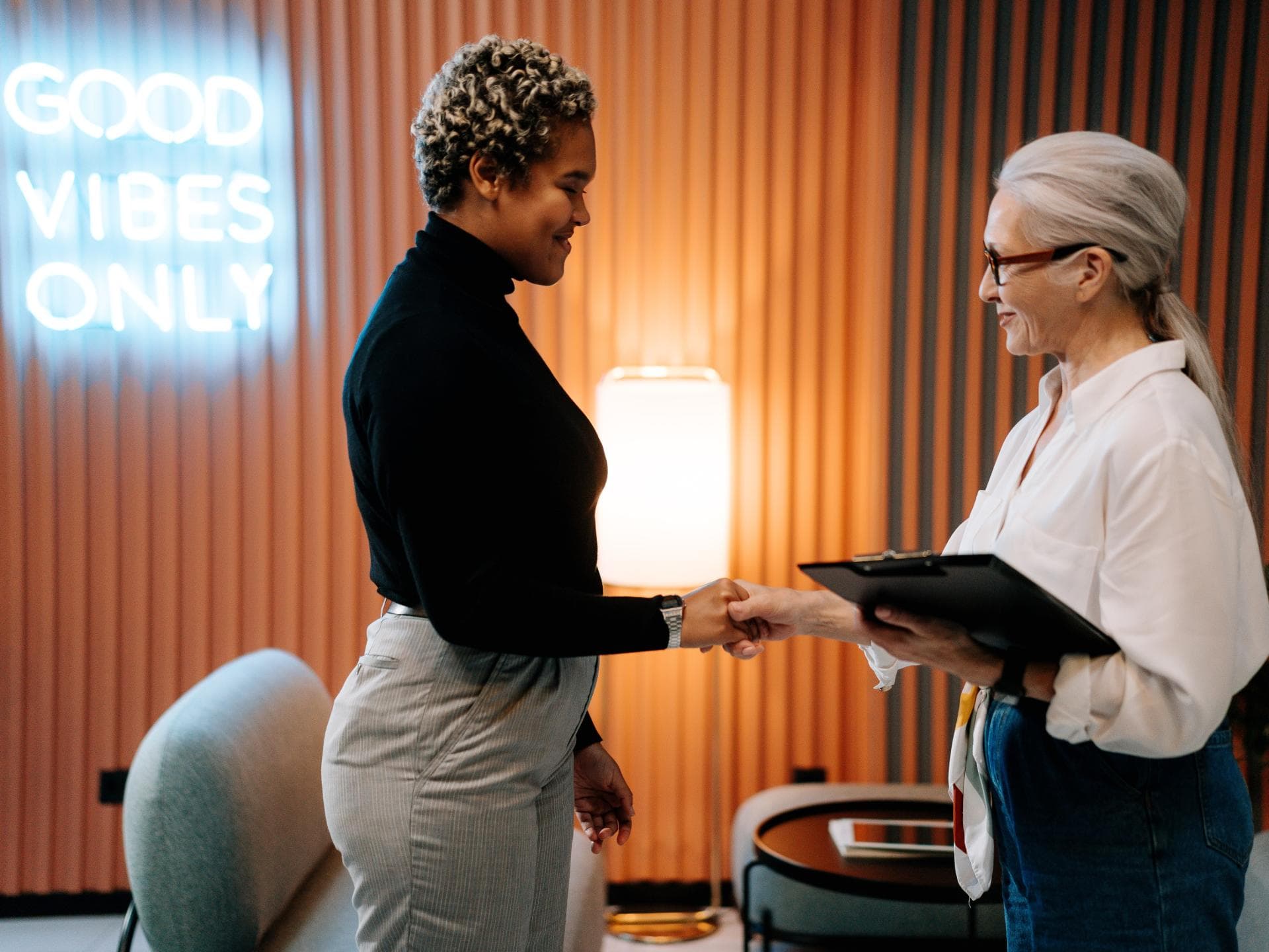 Zwei Frauen schütteln sich die Hände