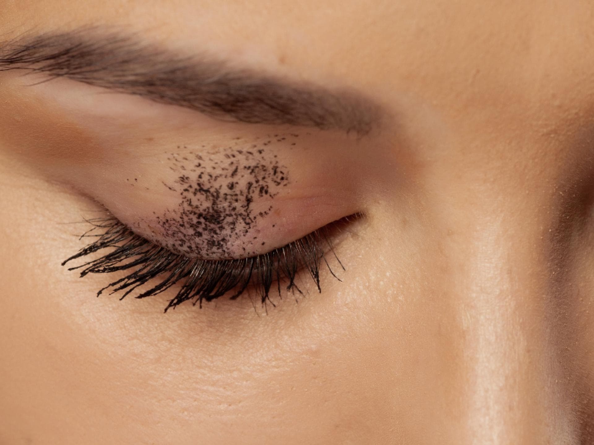 Frau mit verschmierter Mascara