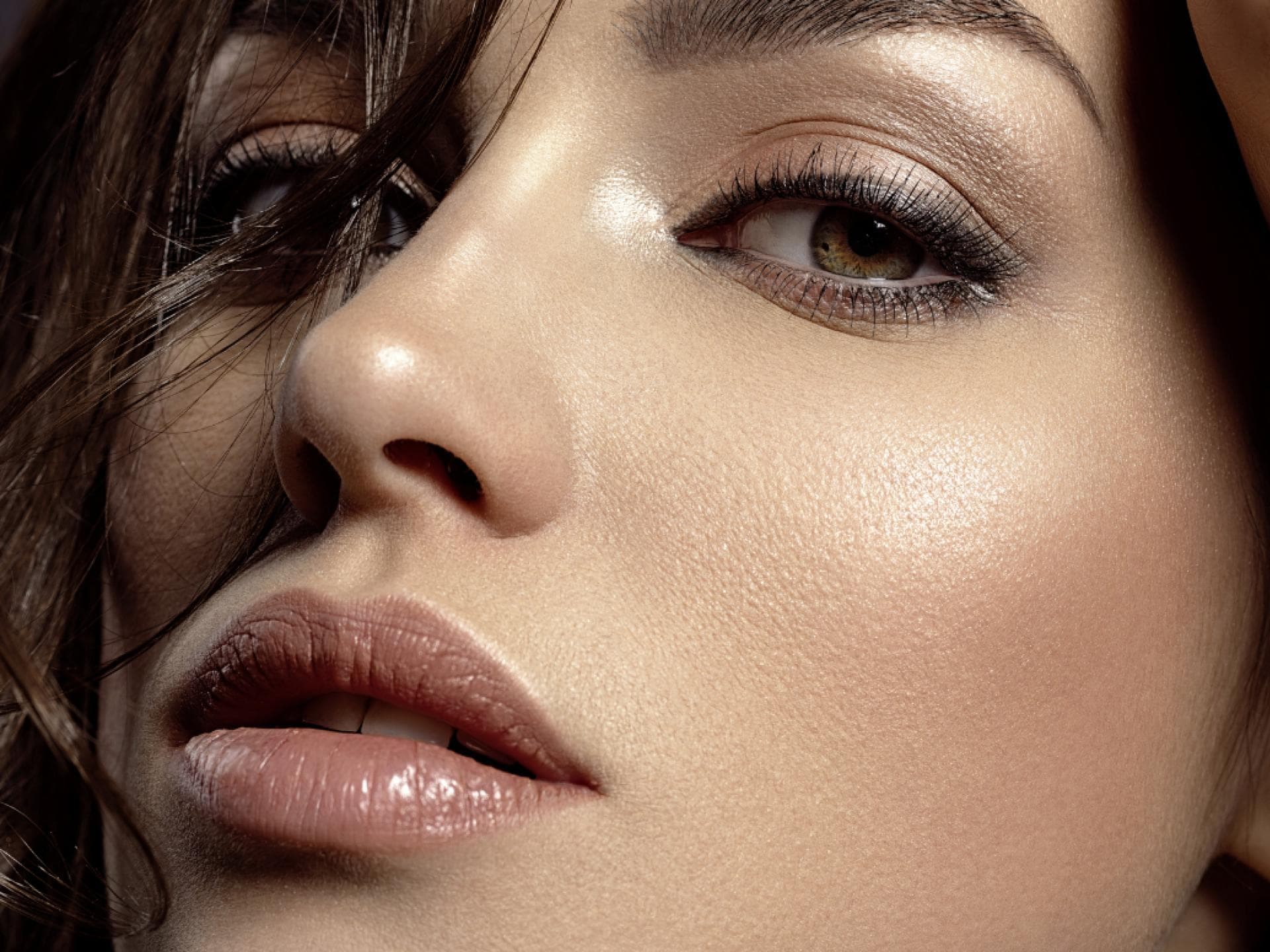 Frau mit braunen Smokey Eyes