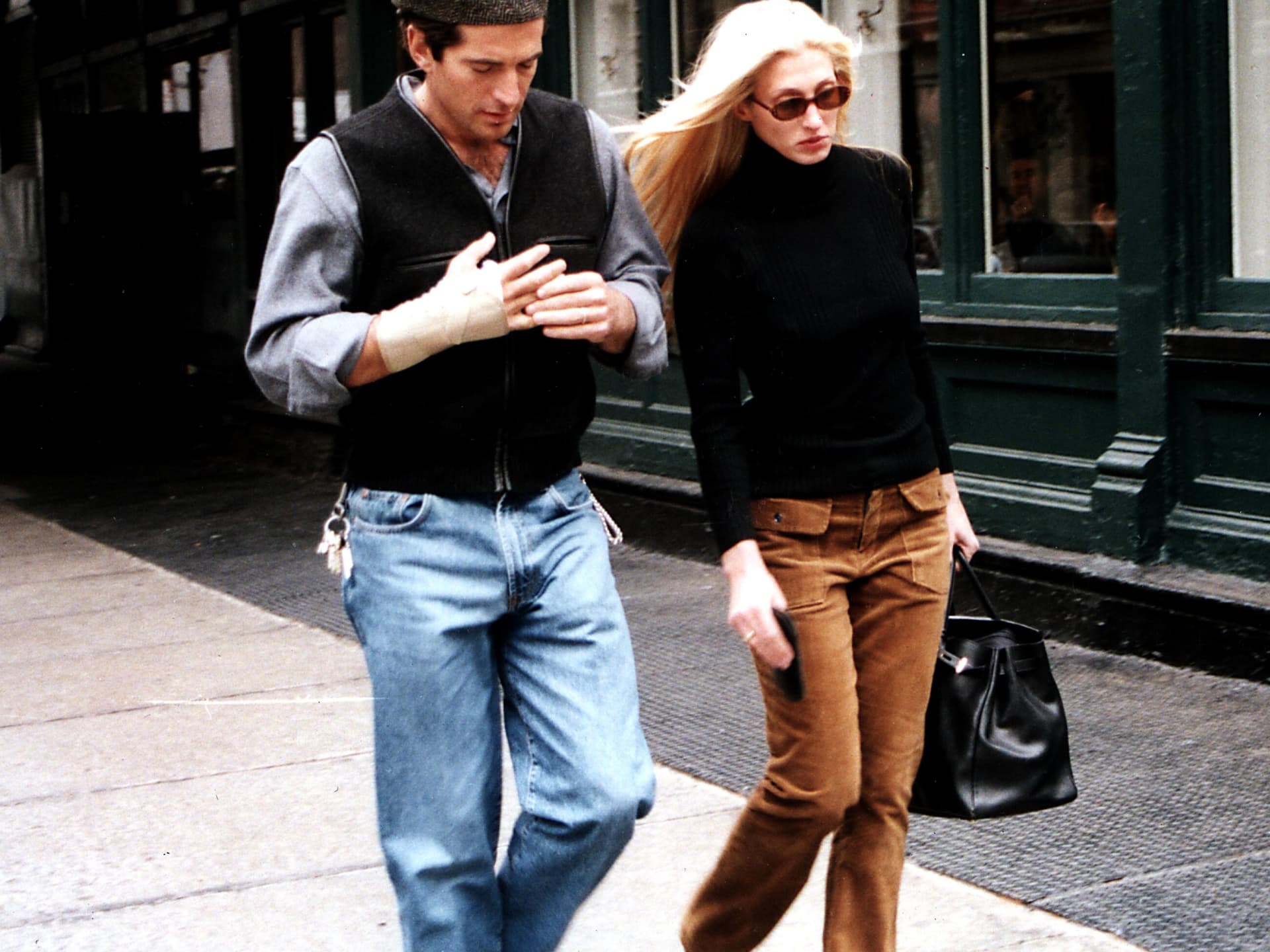 Carolyn Bessette-Kennedy mit schmaler Sonnenbrille