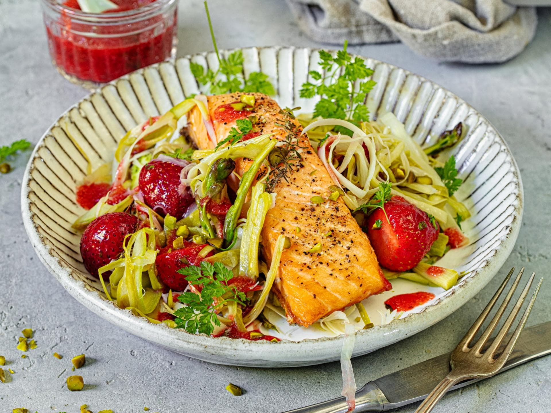 Erdbeer-Spargel-Salat mit Lachs Erdbeer-Spargel-Salat mit Lachs