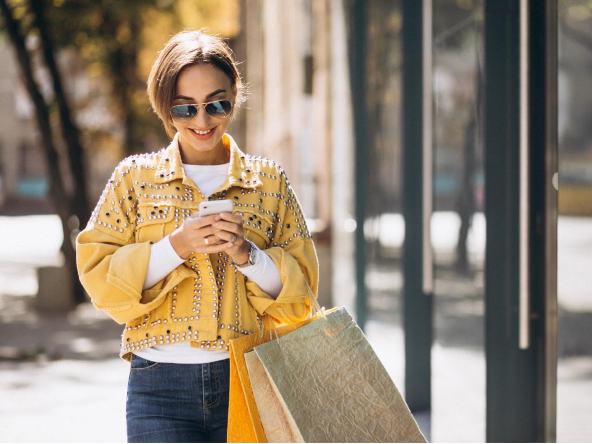 Eine Frau shoppt am Handy