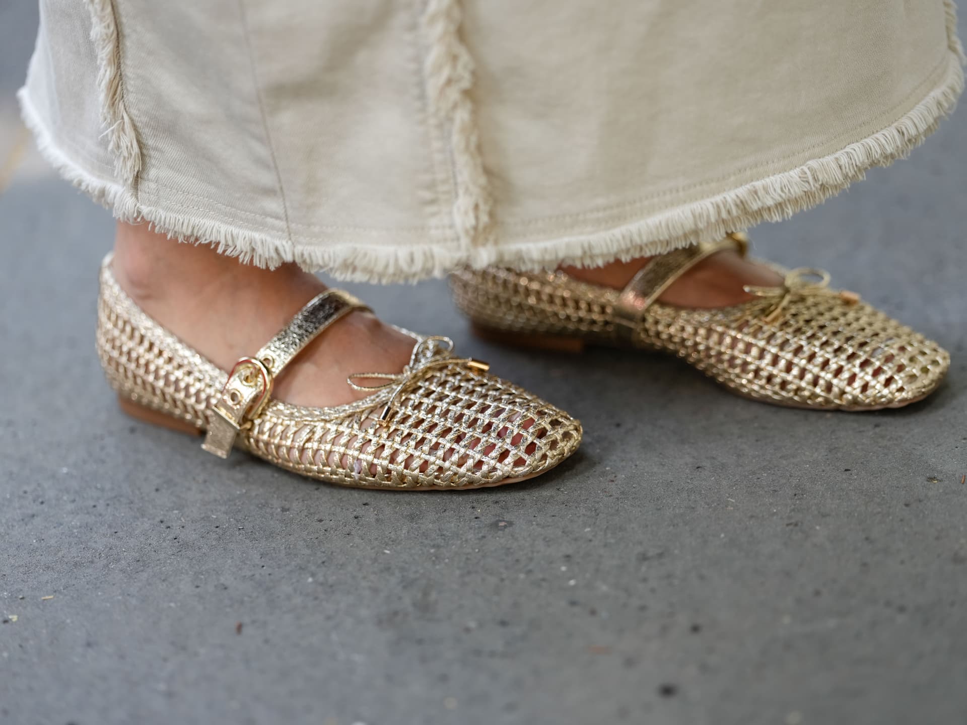 Gabriella Berdugo trägt geflochtene Ballerinas