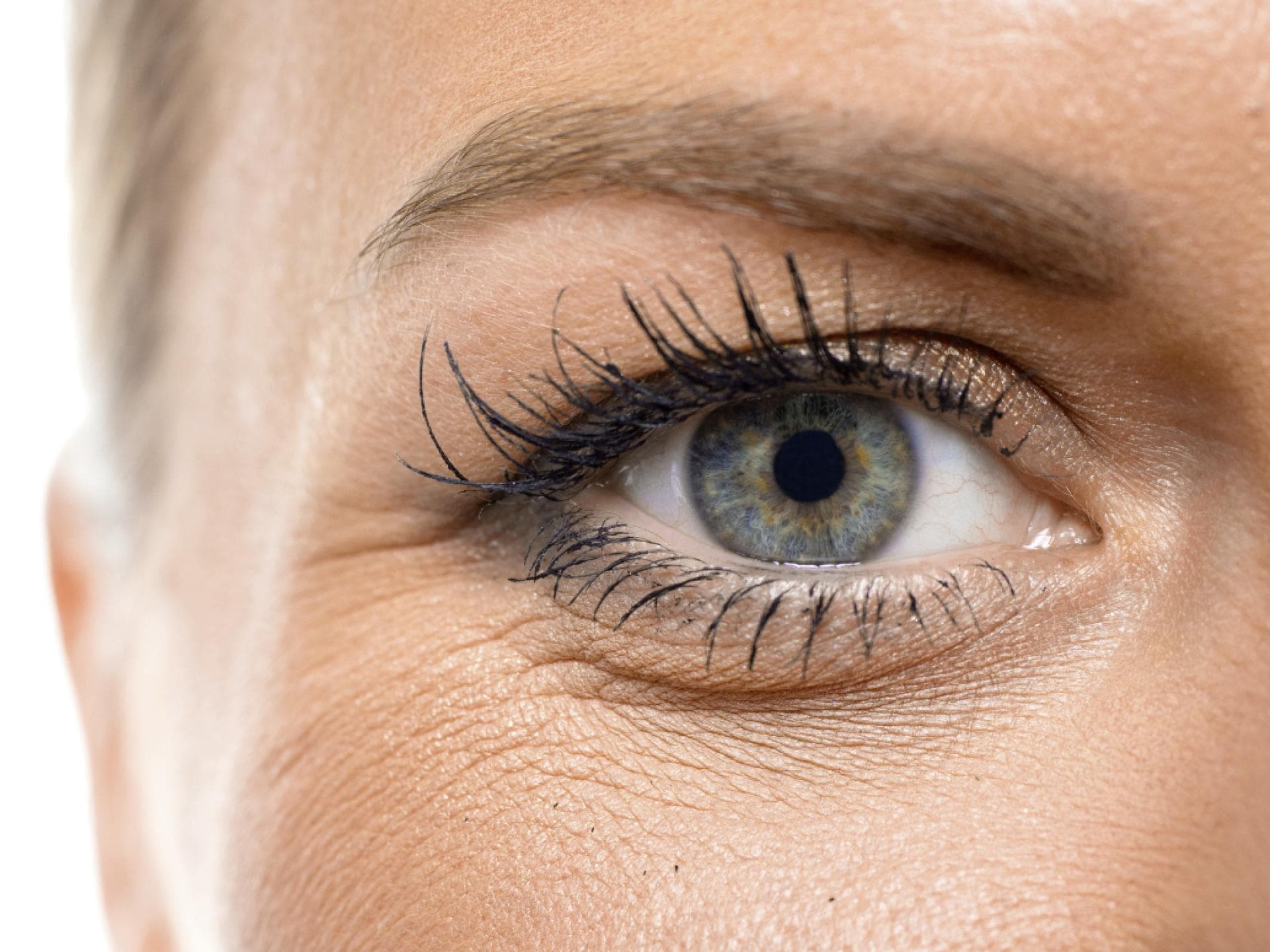 Frau mit langen und gräulichen Wimpern