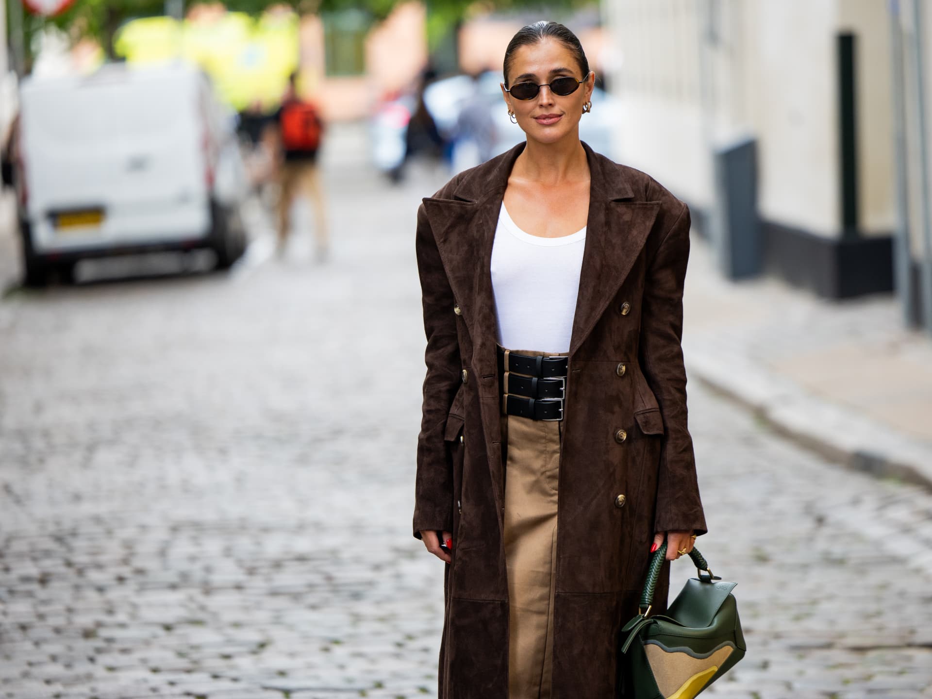 Darja Barannik akzentuiert ihren Streetstyle mit einem Gürtel