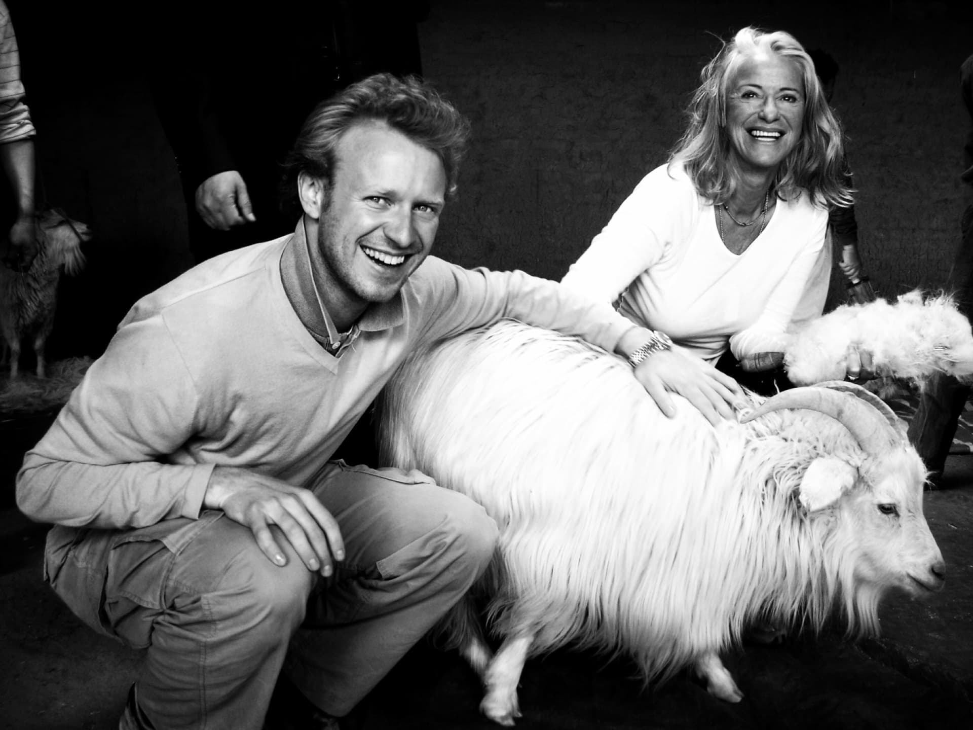 Iris von Arnim und Valentin von Arnim mit einer Kaschmirziege Iris von Arnim und Valentin von Arnim mit einer Kaschmirziege
