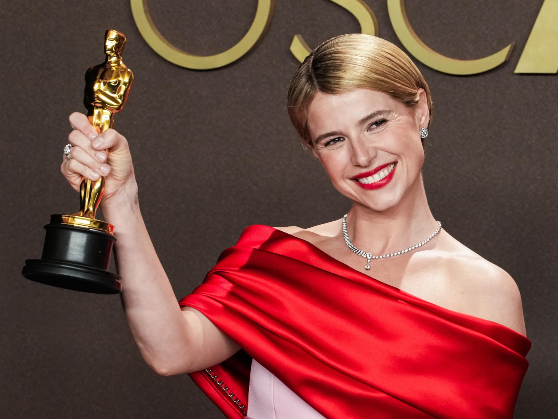 Jessie Buckley hat den Oscar 2026 als "Beste Hauptdarstellerin" Schauspielerin Jessie Buckley mit Oscar bei den Oscars 2026