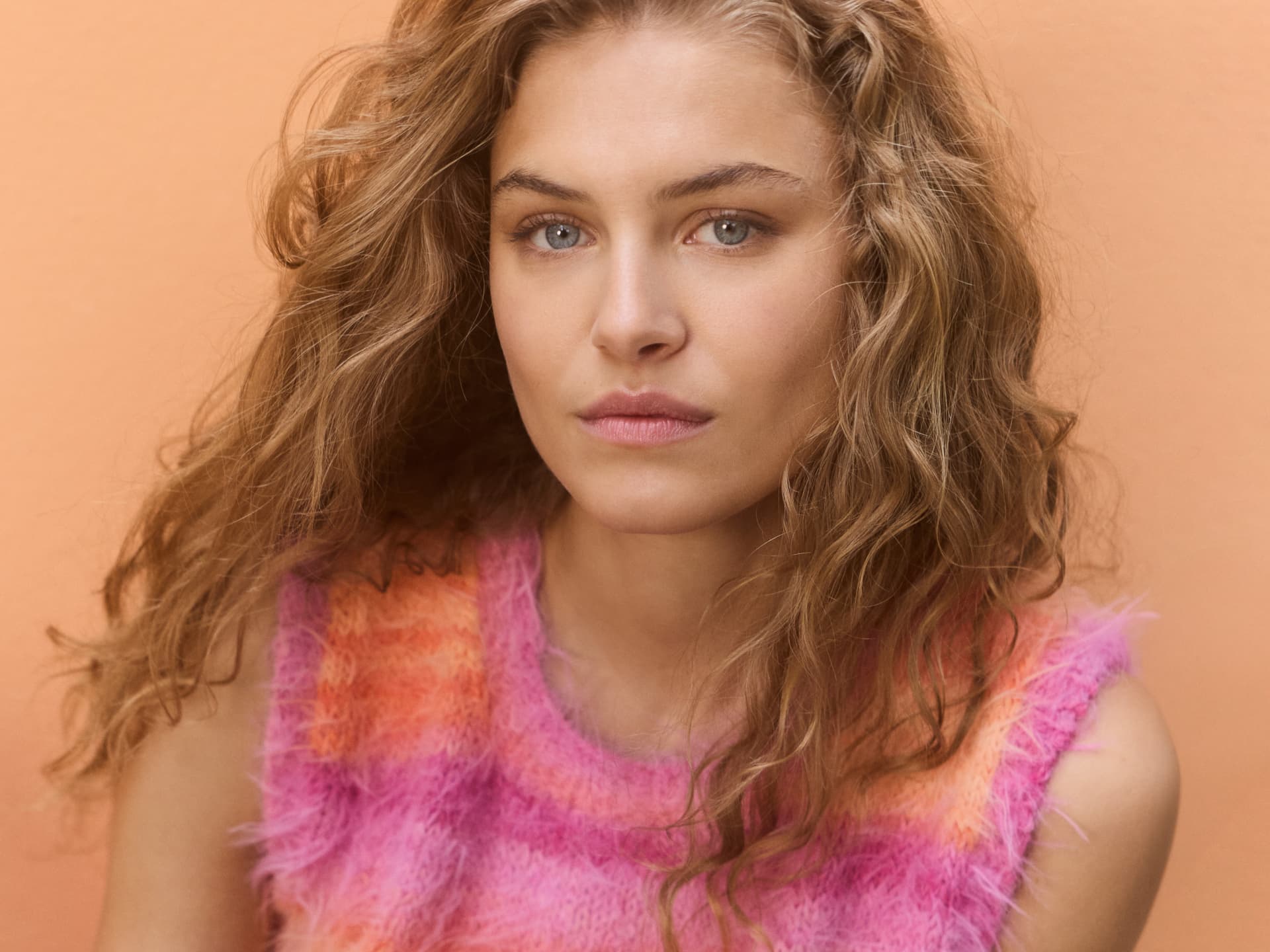 Model in Basta Mista Streifen-Slipover von Lana Grossa