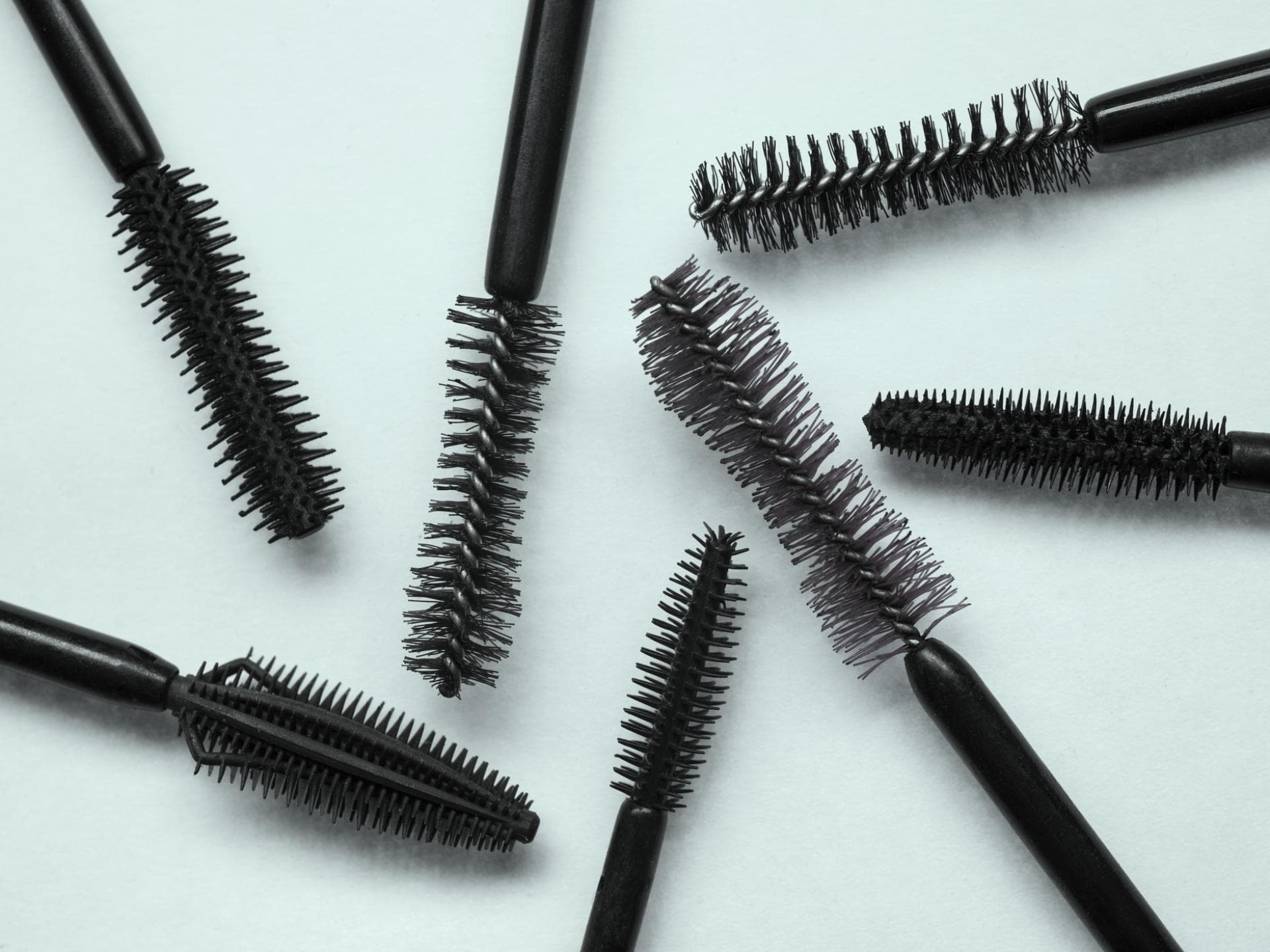 Verschiedene Mascara-Bürsten für Volumen, Länge und Schwung