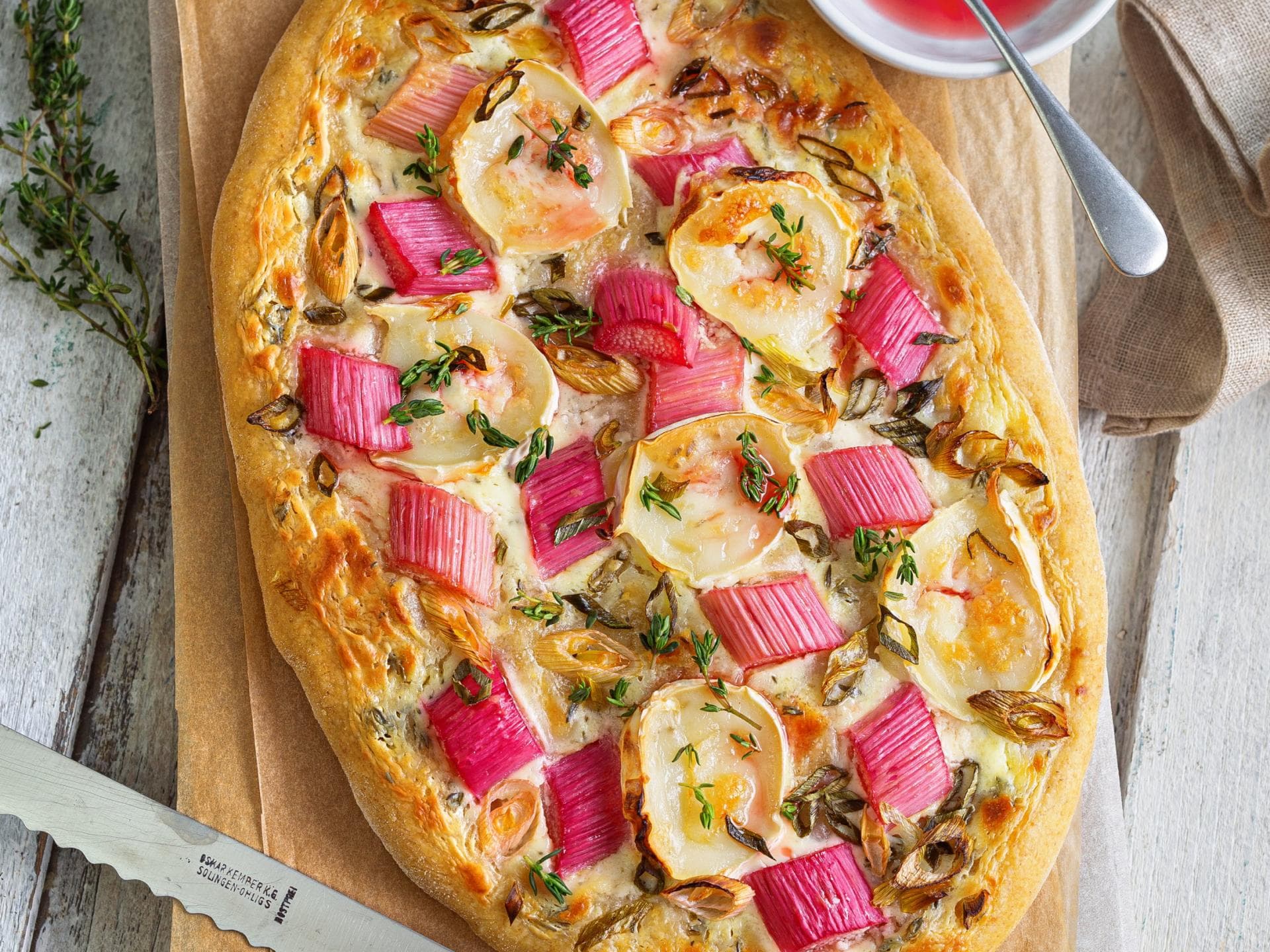 Rhabarber-Pinsa mit Ziegenkäse Rhabarber-Pinsa mit Ziegenkäse