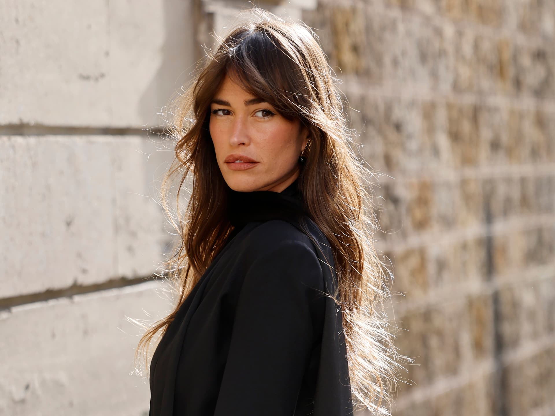 Alison Toby in einer schwarzen Bluse