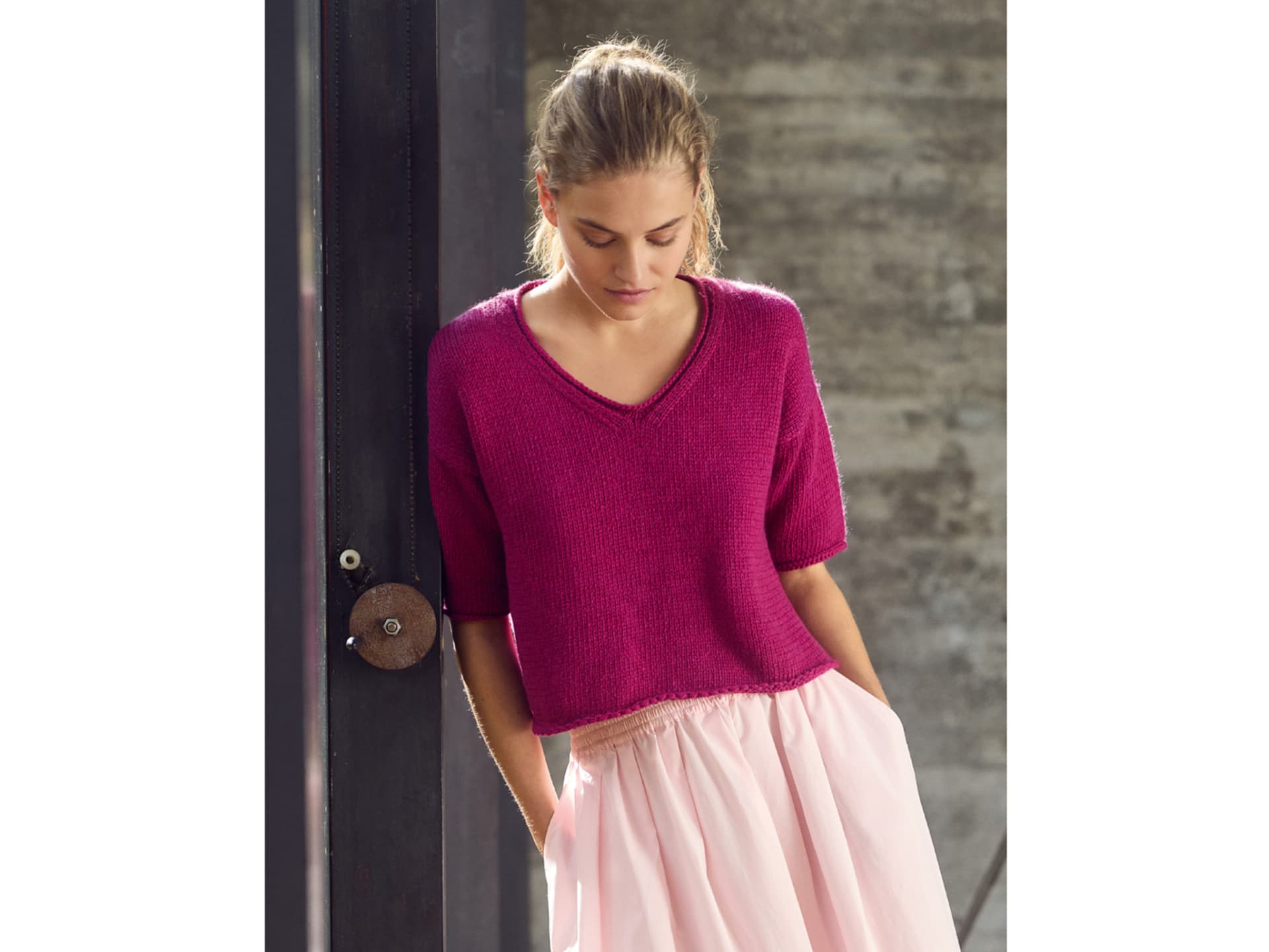 Model in V-Shirt von Lana Grossa