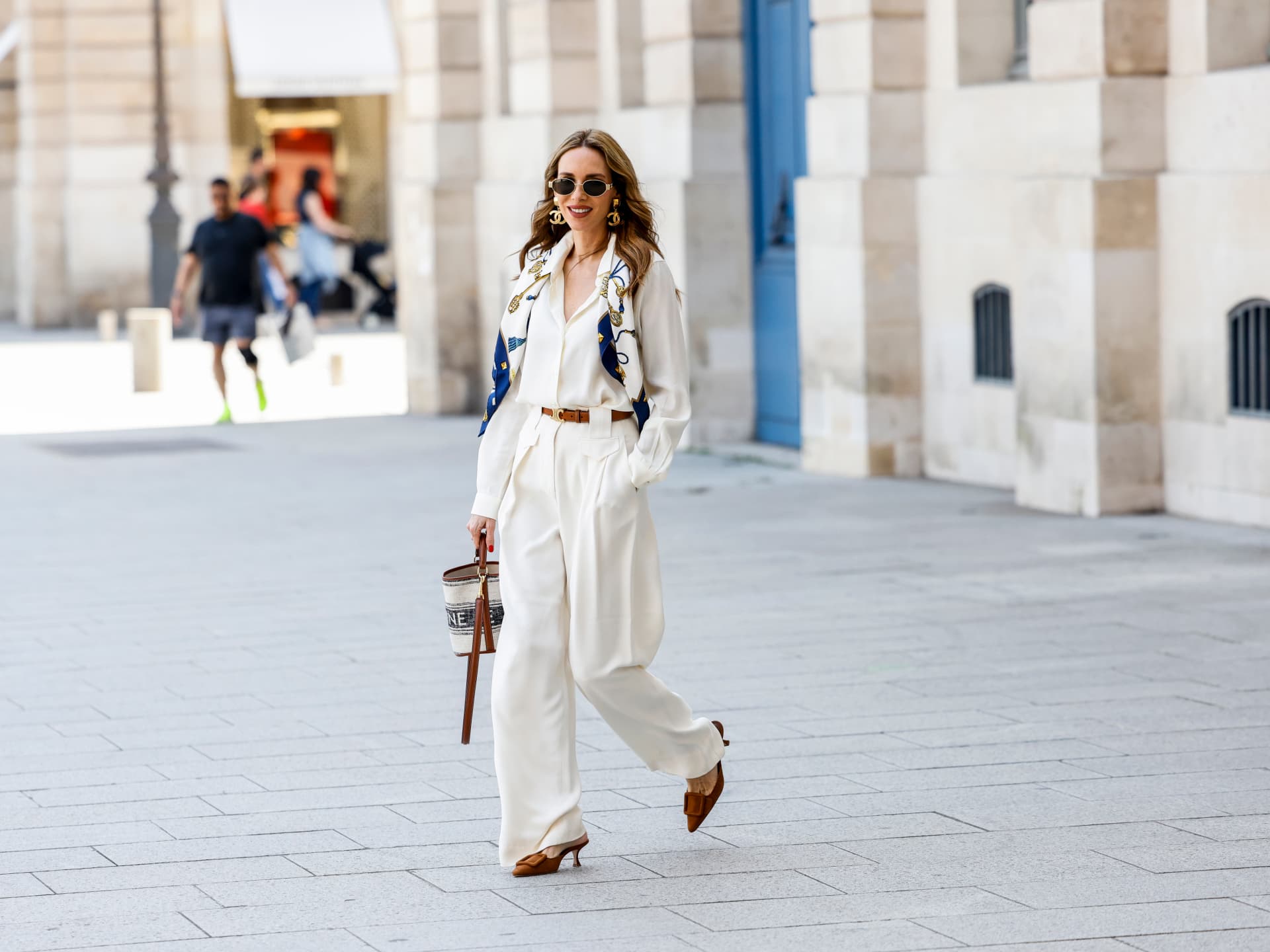 Alexandra Lapp in weißer Hose und brauen Schuhen