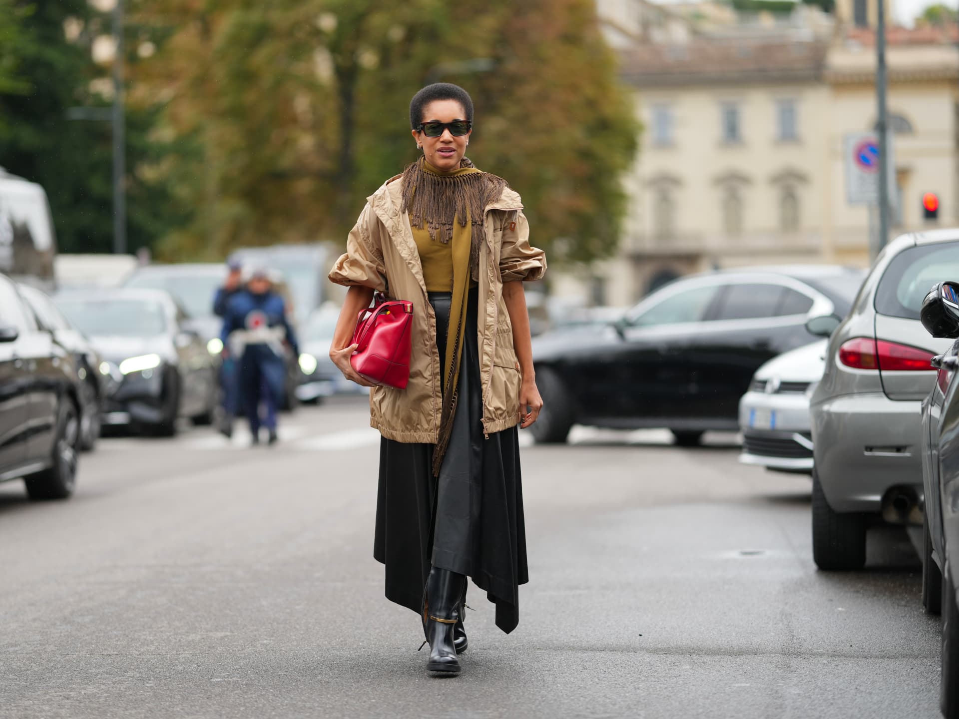 Tamu McPherson kombiniert für ihren Streetstyle eine Workwear-Jacke zum Maxirock