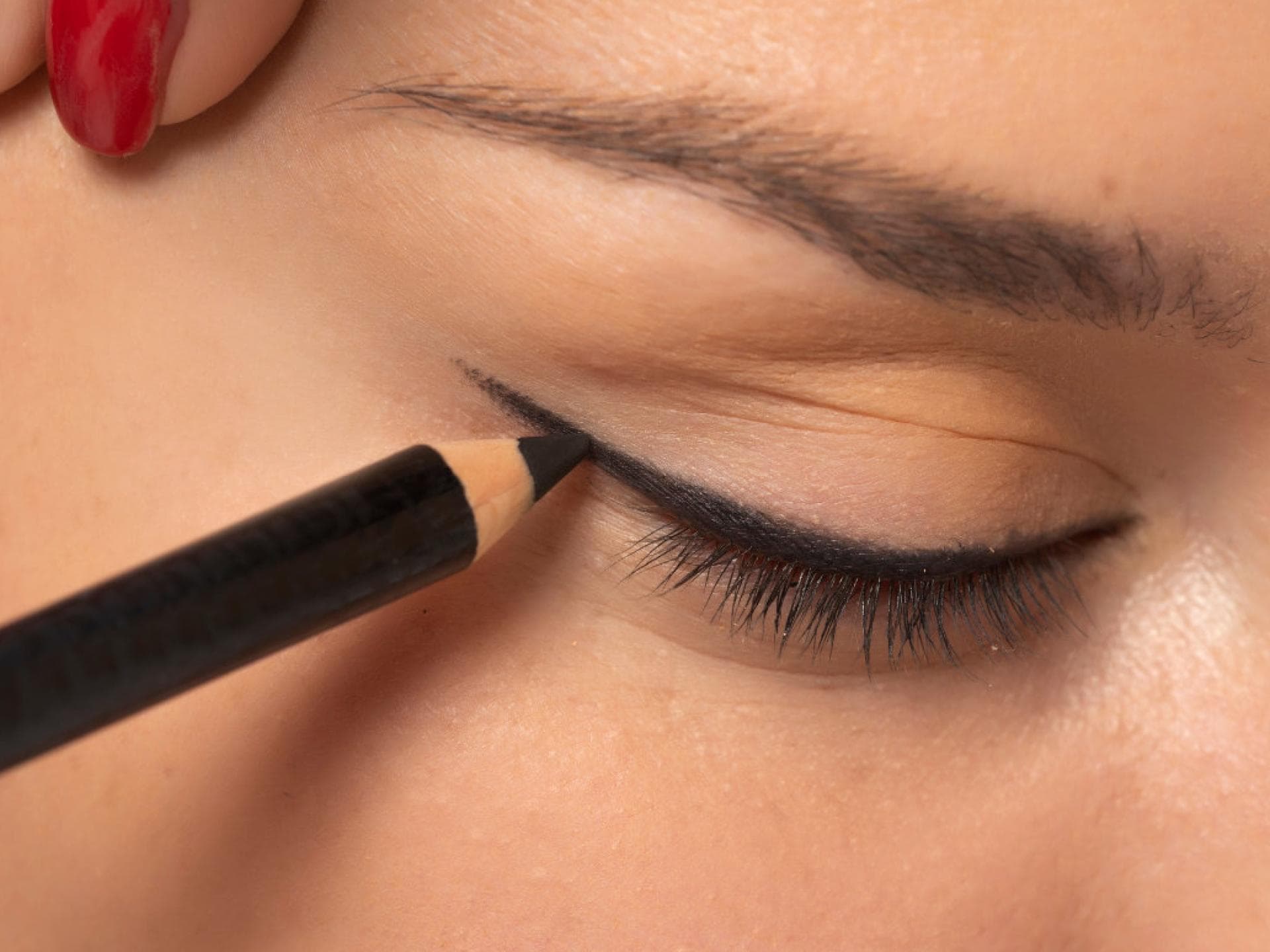 Frau zieht Lidstrich