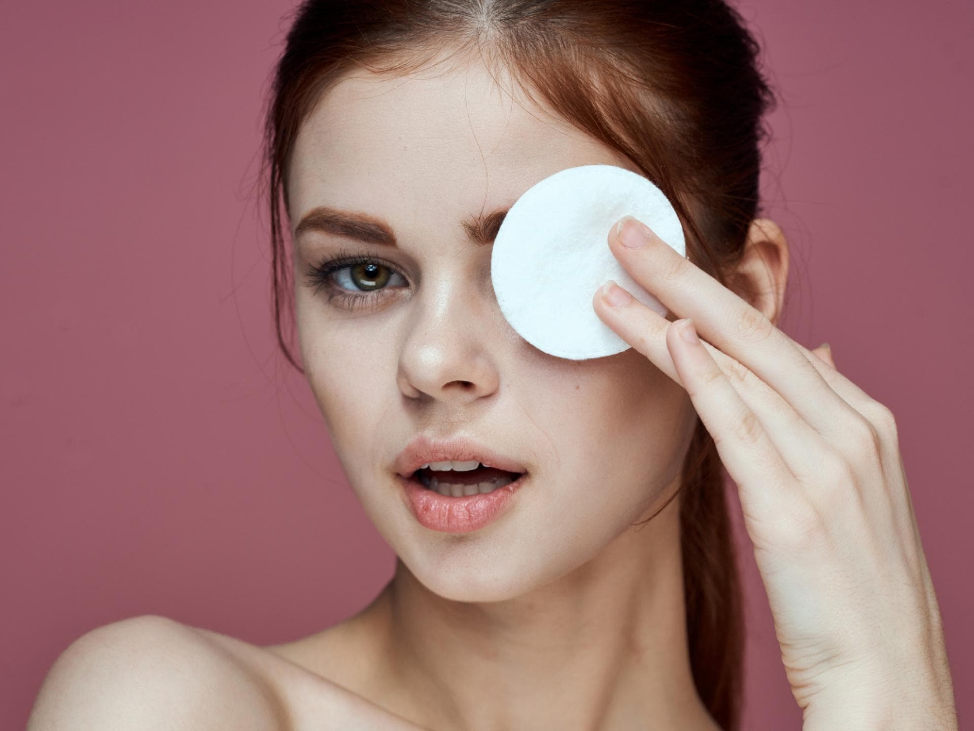 Frau mit Wattepad am Auge